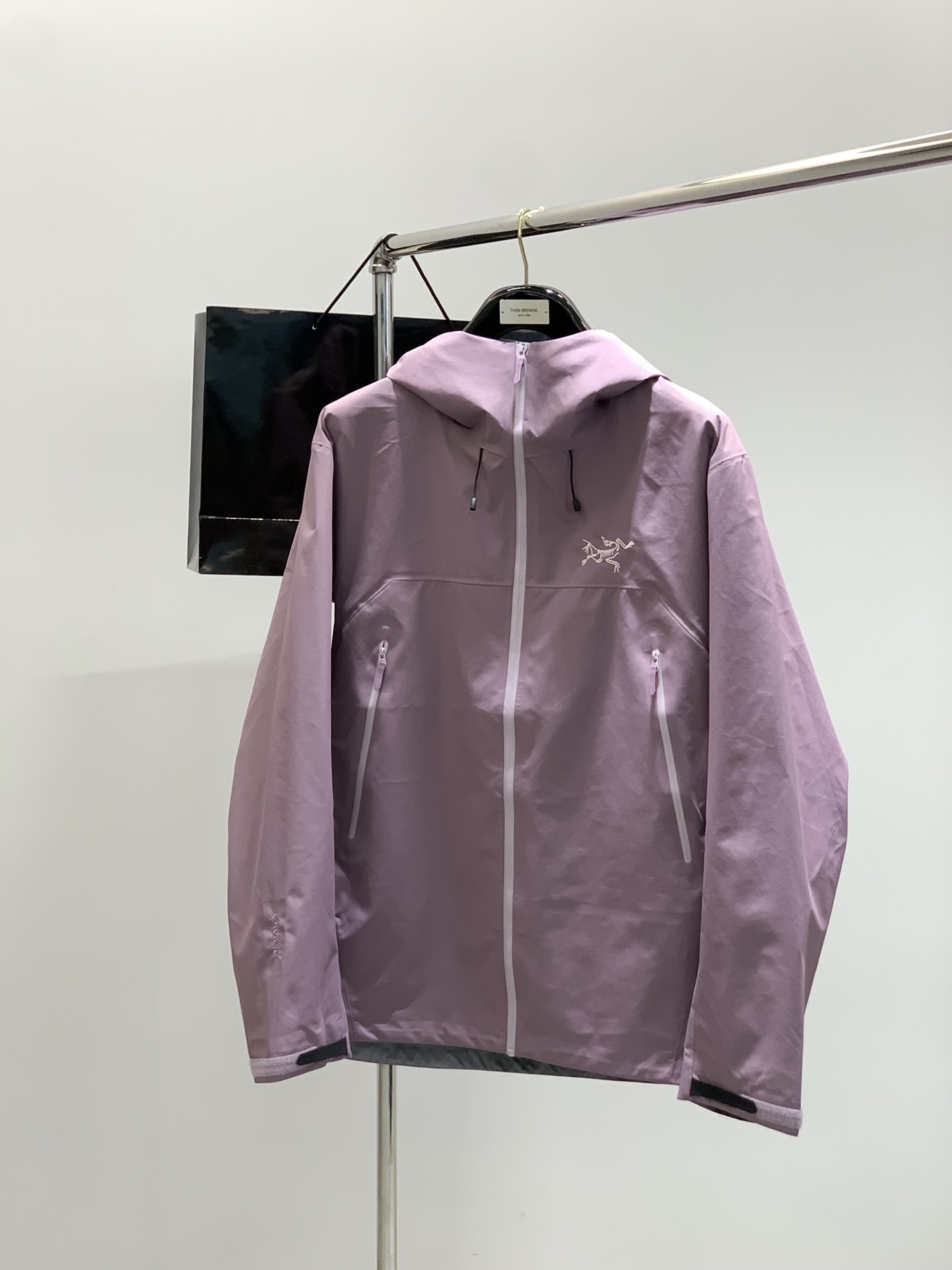 ，ARCTERYX 始祖鸟，2025秋冬AW新品，时尚休闲冲锋衣外套，专柜同步有售，原单狠货，进口原版面