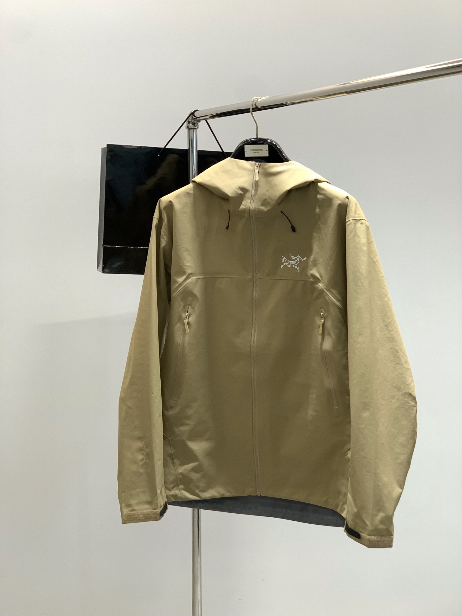 ，ARCTERYX 始祖鸟，2025秋冬AW新品，时尚休闲冲锋衣外套，专柜同步有售，原单狠货，进口原版面