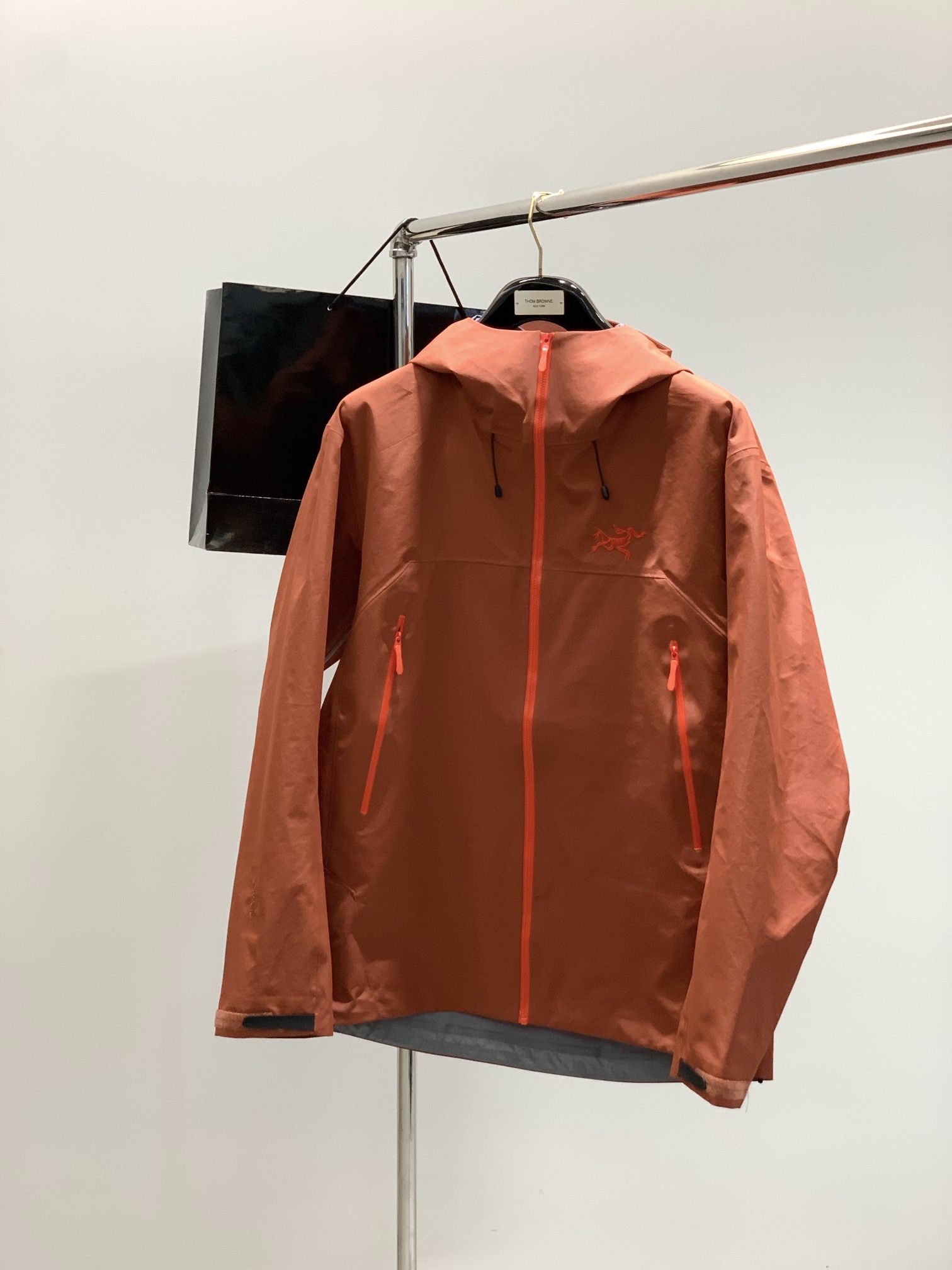 ，ARCTERYX 始祖鸟，2025秋冬AW新品，时尚休闲冲锋衣外套，专柜同步有售，原单狠货，进口原版面