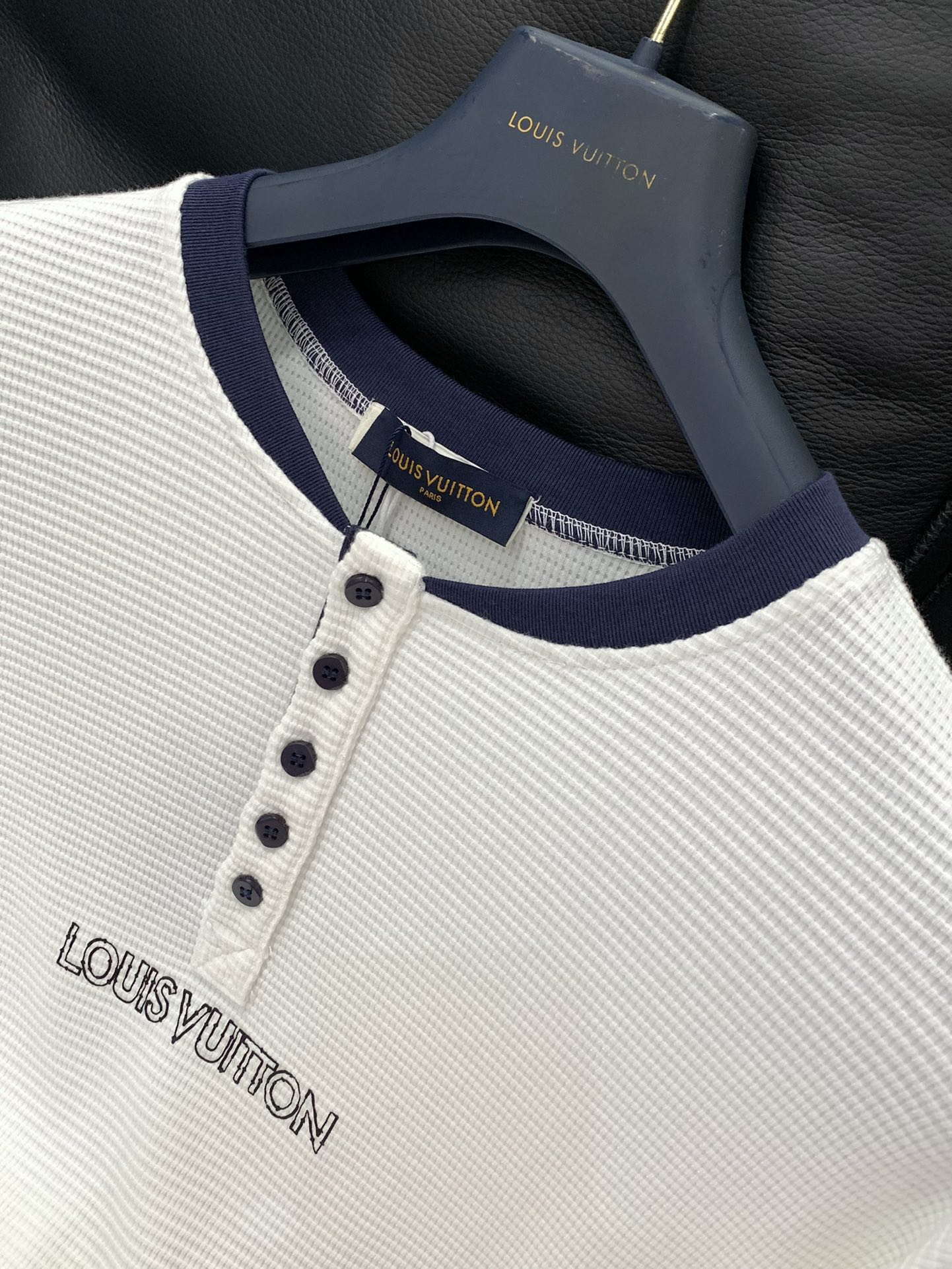 ，LouisVuitton 路易威登，2025秋季最新款，专柜同步有售，原单狠货，时尚休闲圆领长袖T恤，