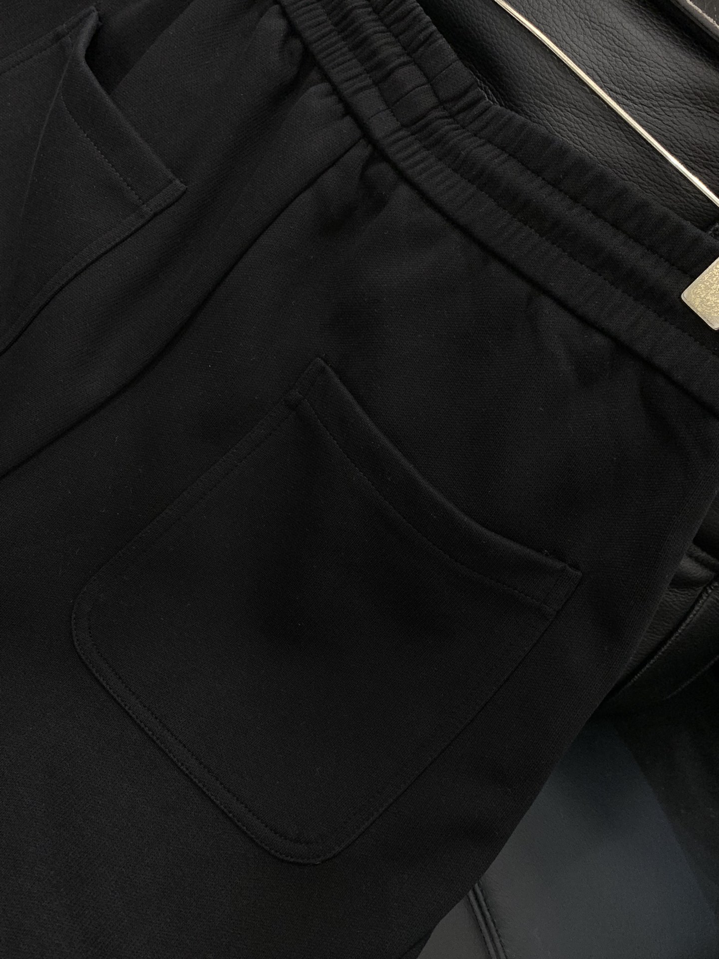 ，Loewe 罗意威，2025秋季最新款，时尚休闲裤，原单狠货，简约舒适，版型不挑人，采用进口原版面料，