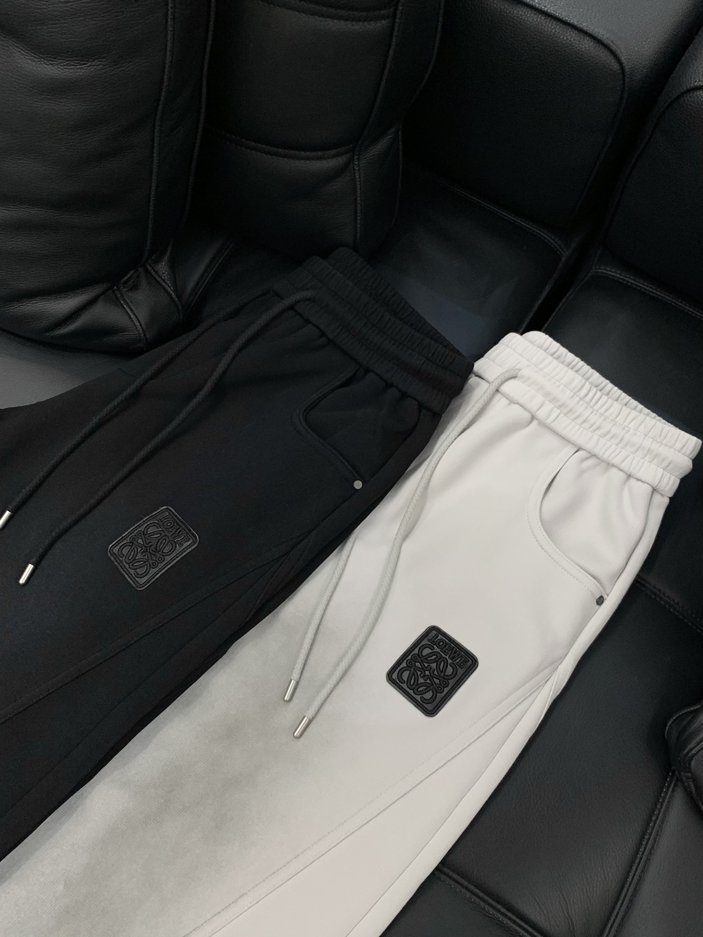 ，Loewe 罗意威，2025秋季最新款，时尚休闲裤，原单狠货，简约舒适，版型不挑人，采用进口原版面料，