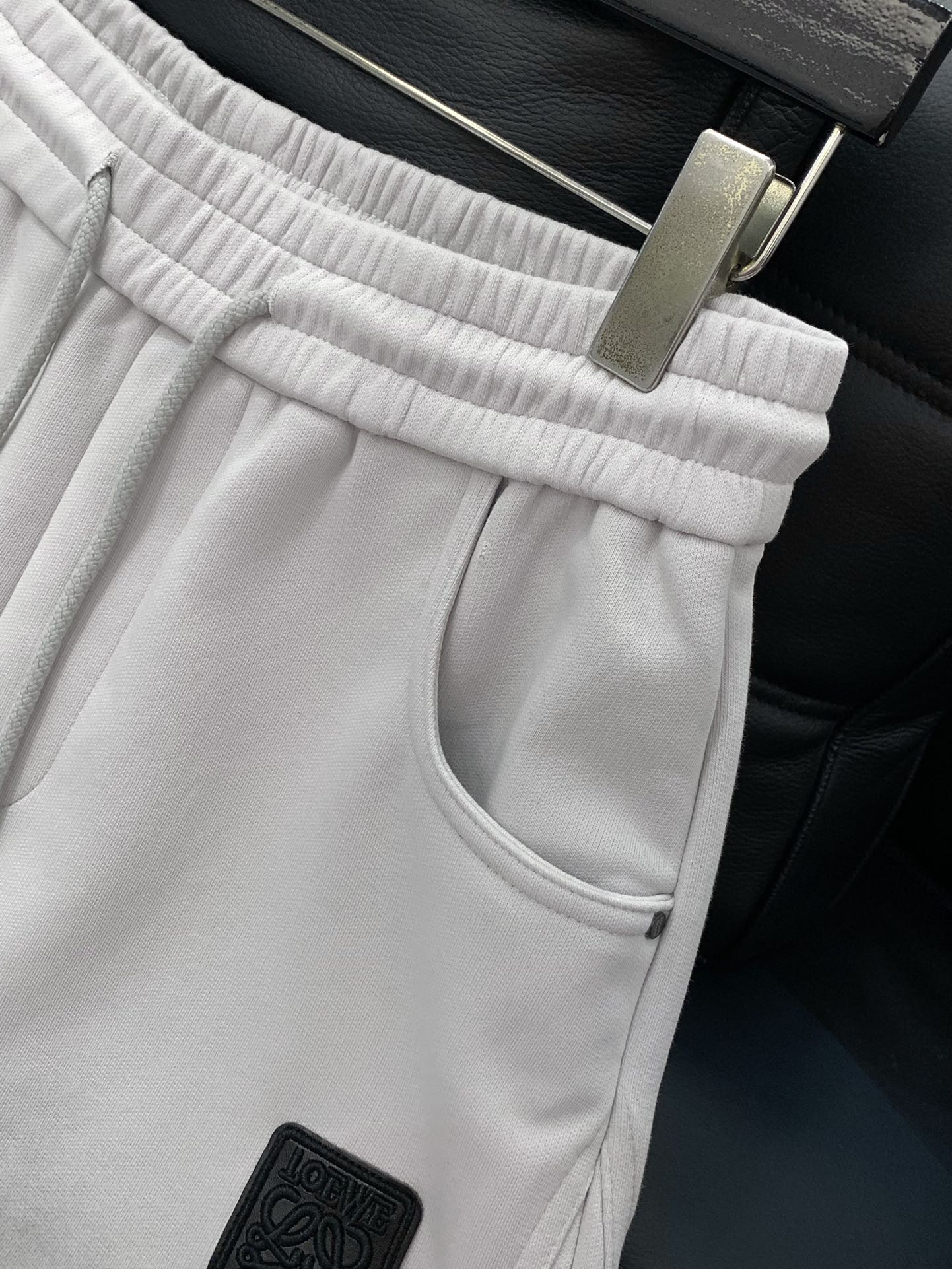 ，Loewe 罗意威，2025秋季最新款，时尚休闲裤，原单狠货，简约舒适，版型不挑人，采用进口原版面料，