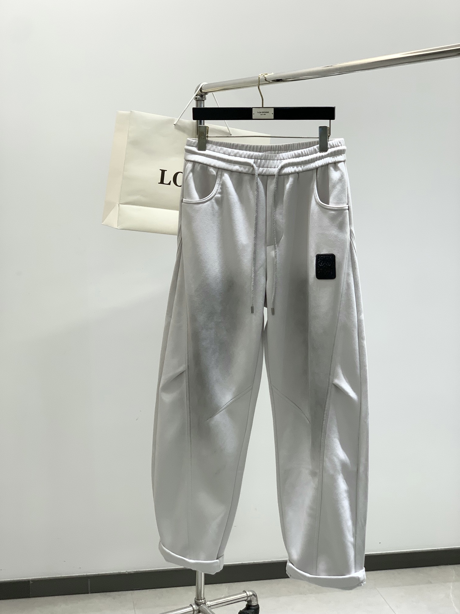 ，Loewe 罗意威，2025秋季最新款，时尚休闲裤，原单狠货，简约舒适，版型不挑人，采用进口原版面料，