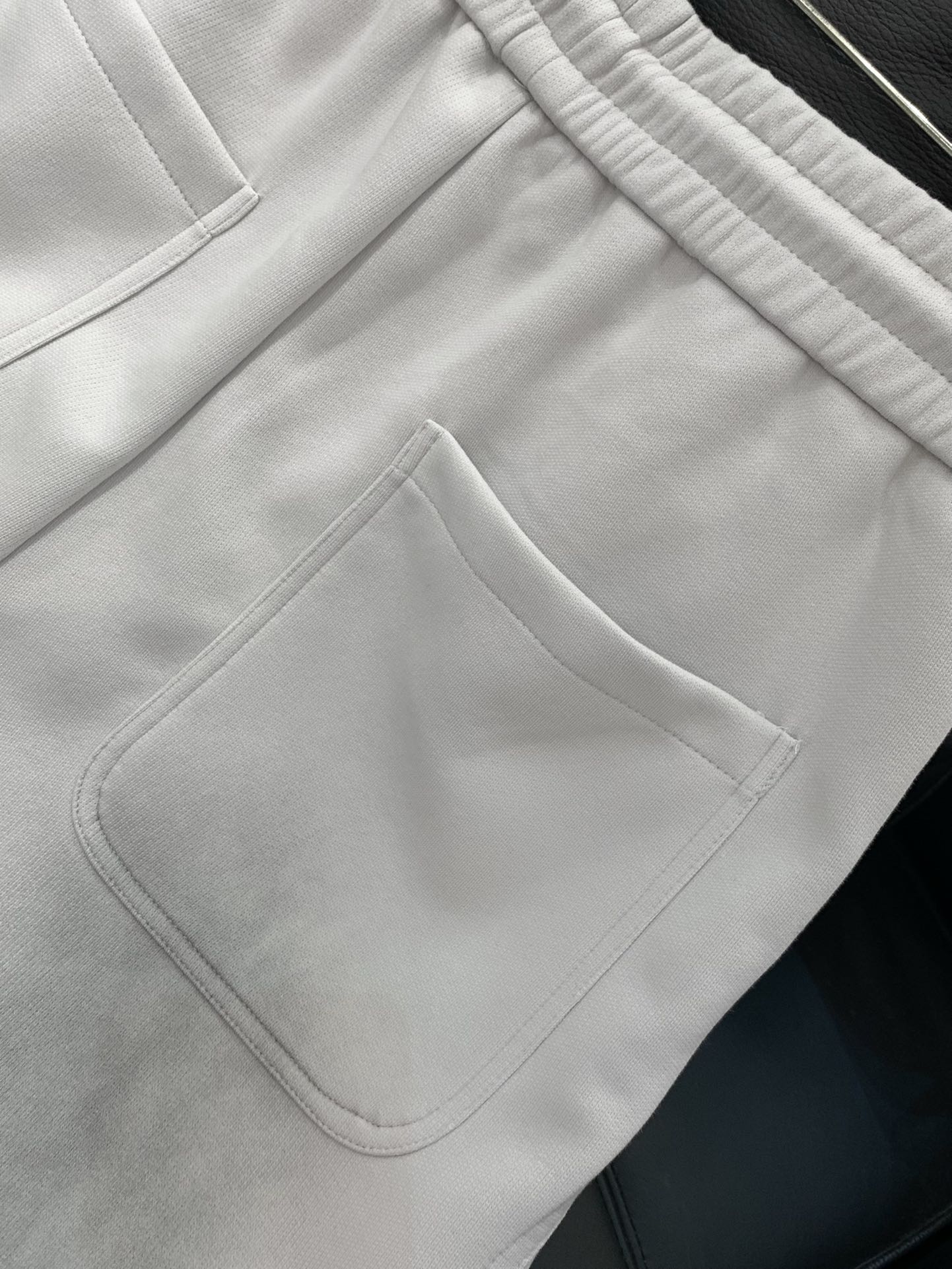 ，Loewe 罗意威，2025秋季最新款，时尚休闲裤，原单狠货，简约舒适，版型不挑人，采用进口原版面料，