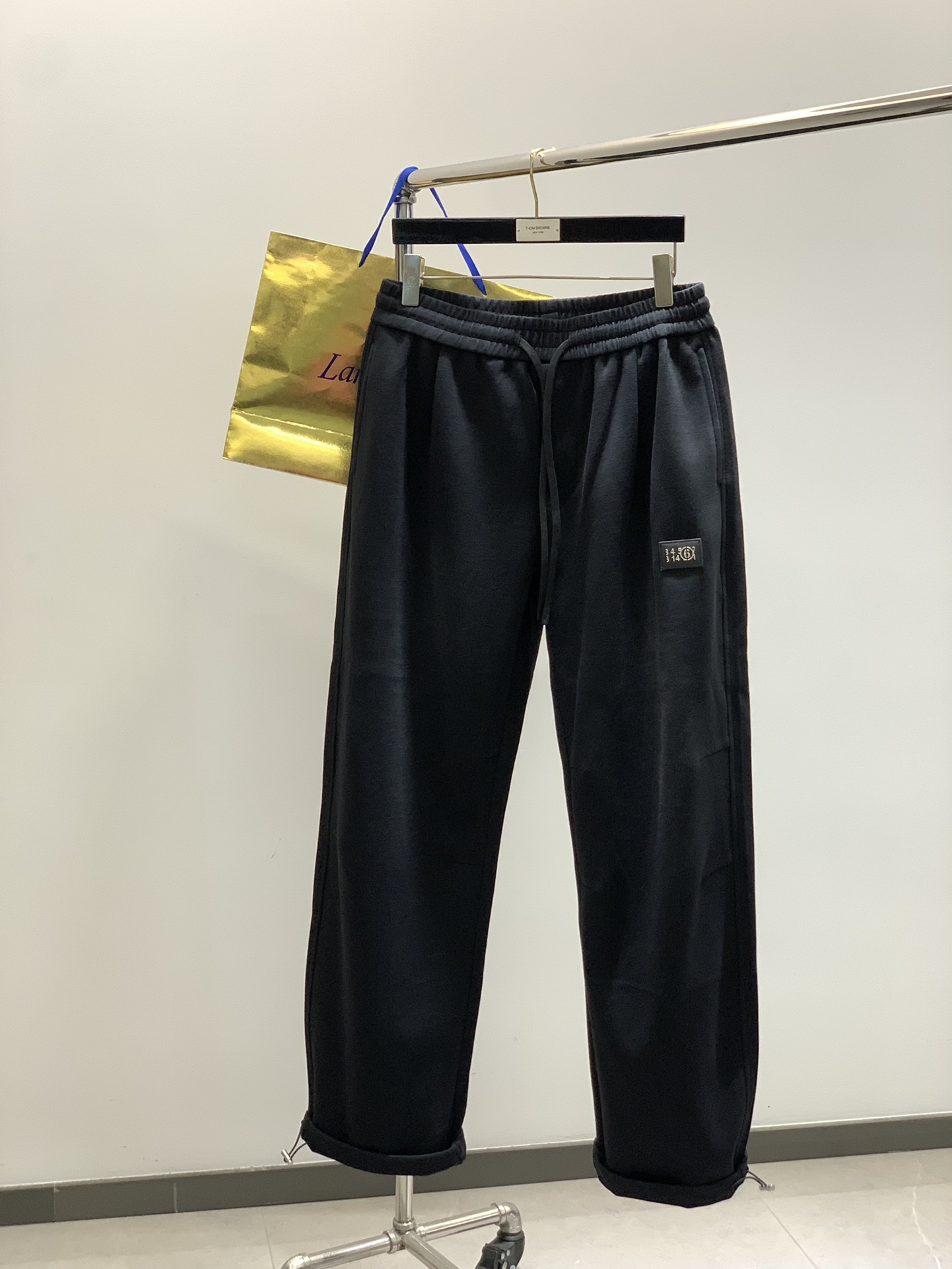 ，Maison Margiela马吉拉，2025秋季最新品，时尚休闲裤，专柜同步有售，原单狠货，采用进口