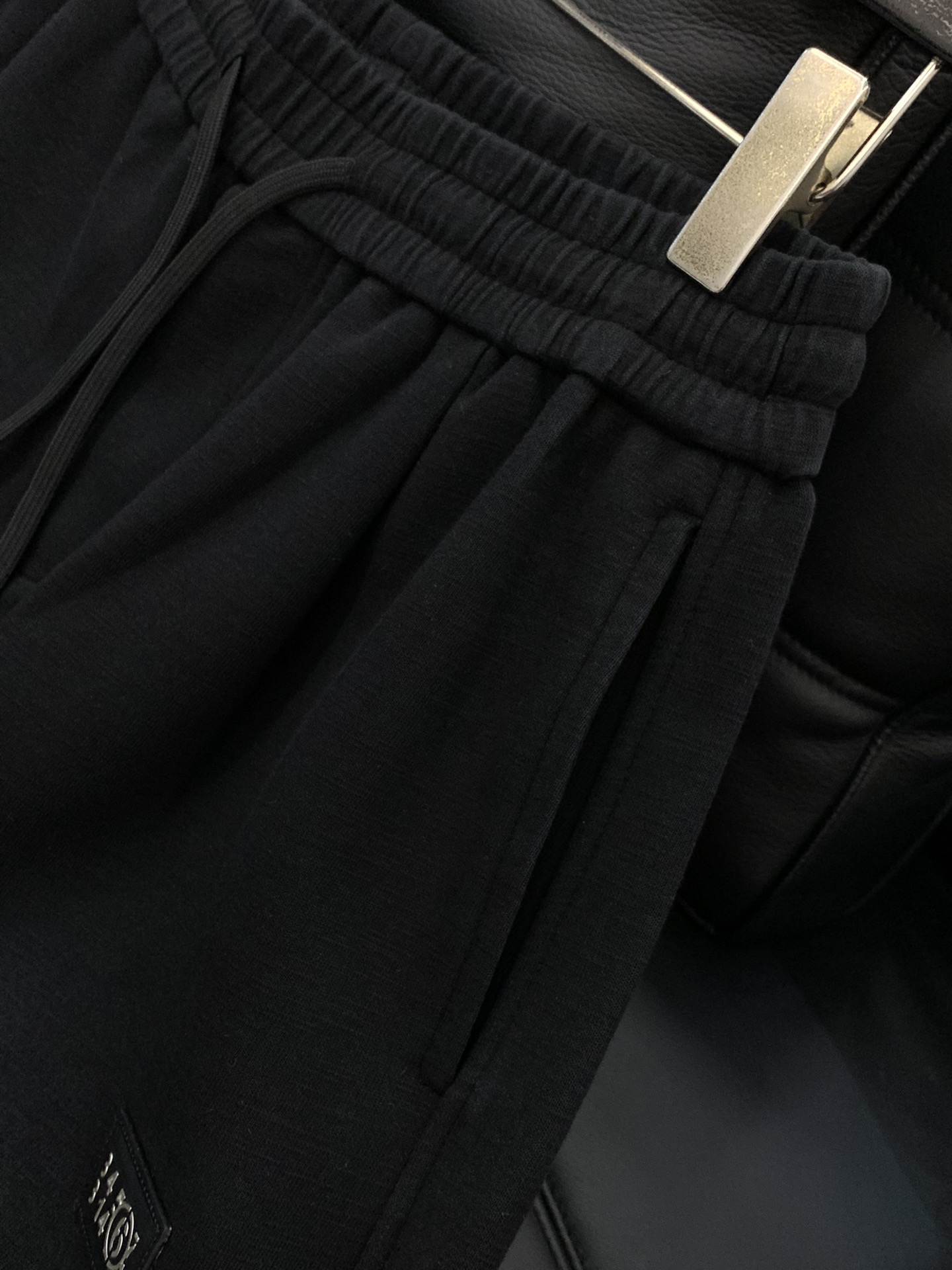 ，Maison Margiela马吉拉，2025秋季最新品，时尚休闲裤，专柜同步有售，原单狠货，采用进口