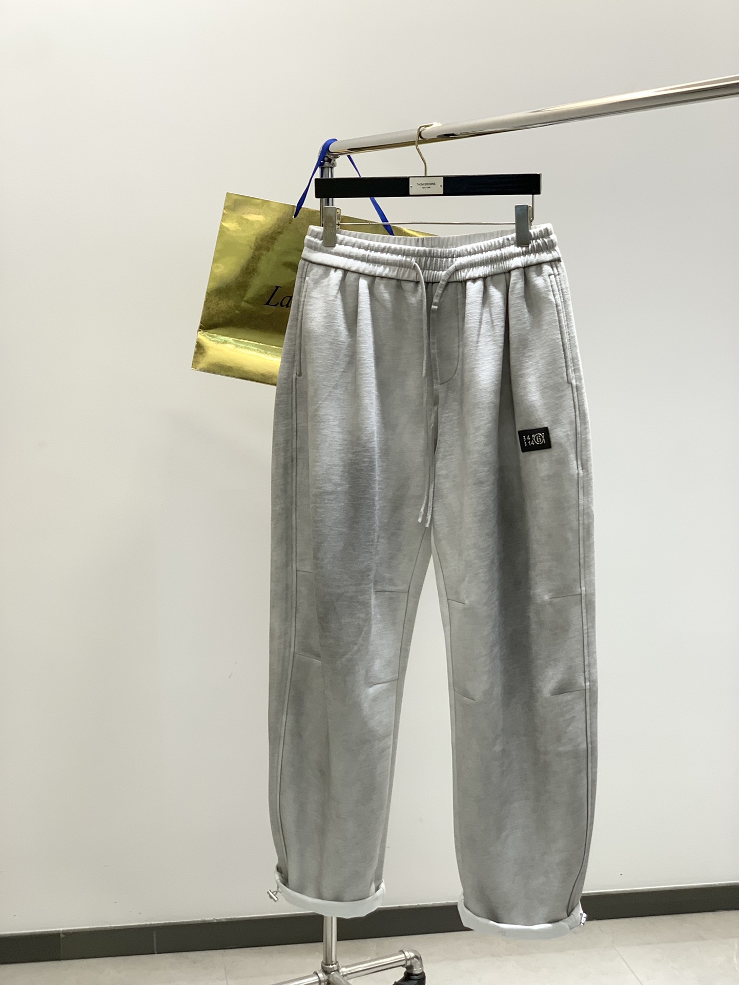 ，Maison Margiela马吉拉，2025秋季最新品，时尚休闲裤，专柜同步有售，原单狠货，采用进口