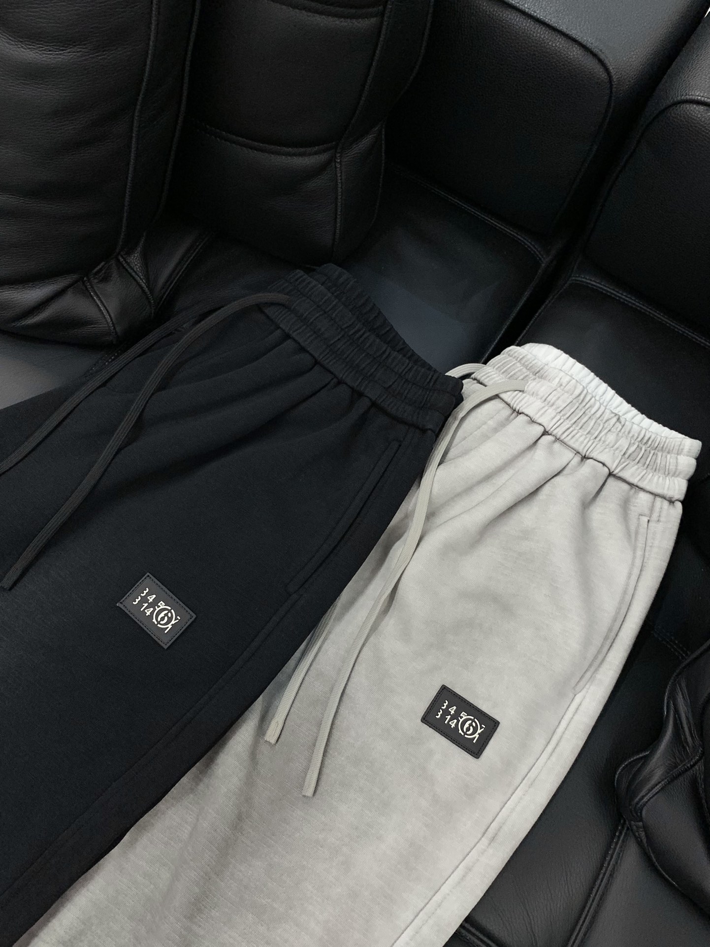 ，Maison Margiela马吉拉，2025秋季最新品，时尚休闲裤，专柜同步有售，原单狠货，采用进口