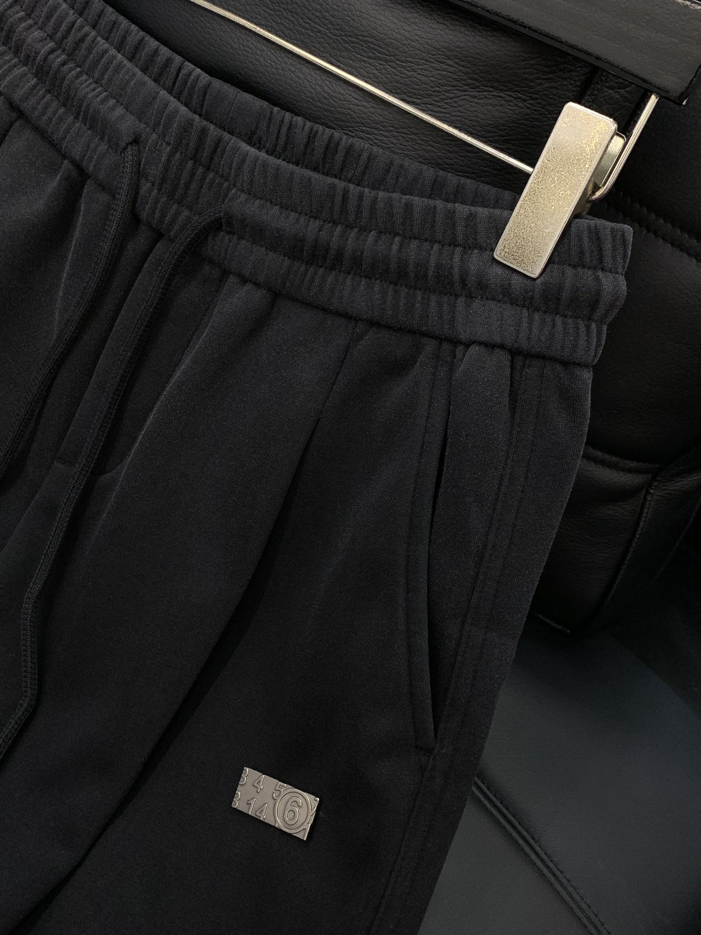 ，Maison Margiela马吉拉，2025秋季最新品，时尚休闲裤，专柜同步有售，原单狠货，采用进口