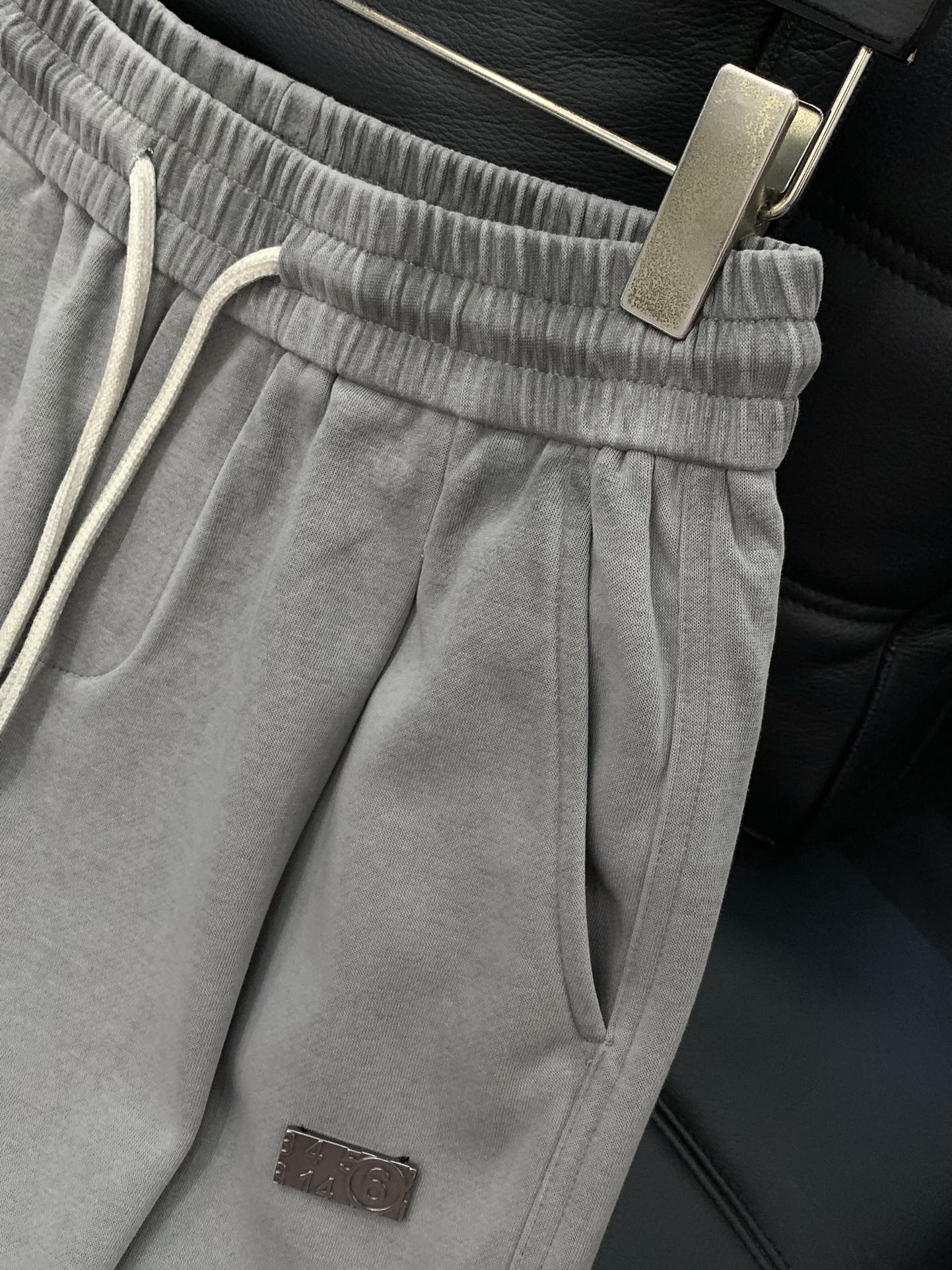 ，Maison Margiela马吉拉，2025秋季最新品，时尚休闲裤，专柜同步有售，原单狠货，采用进口