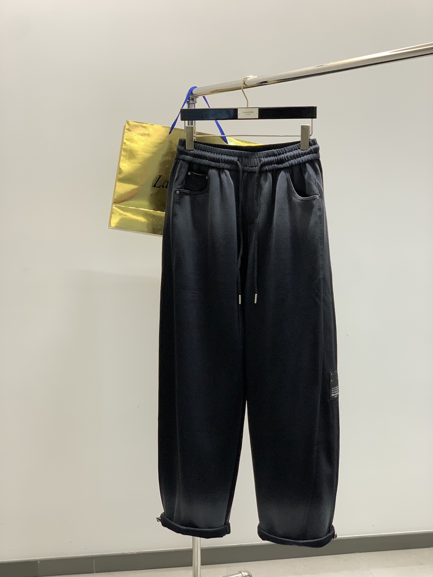 ，Maison Margiela马吉拉，2025秋季最新品，时尚休闲裤，专柜同步有售，原单狠货，采用进口