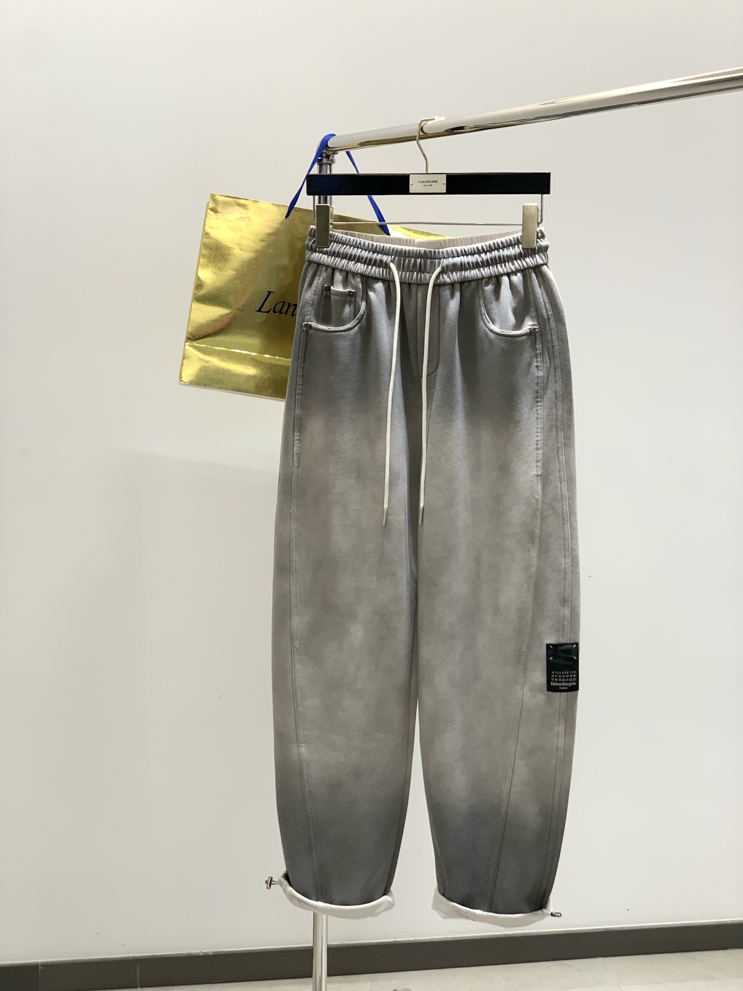 ，Maison Margiela马吉拉，2025秋季最新品，时尚休闲裤，专柜同步有售，原单狠货，采用进口