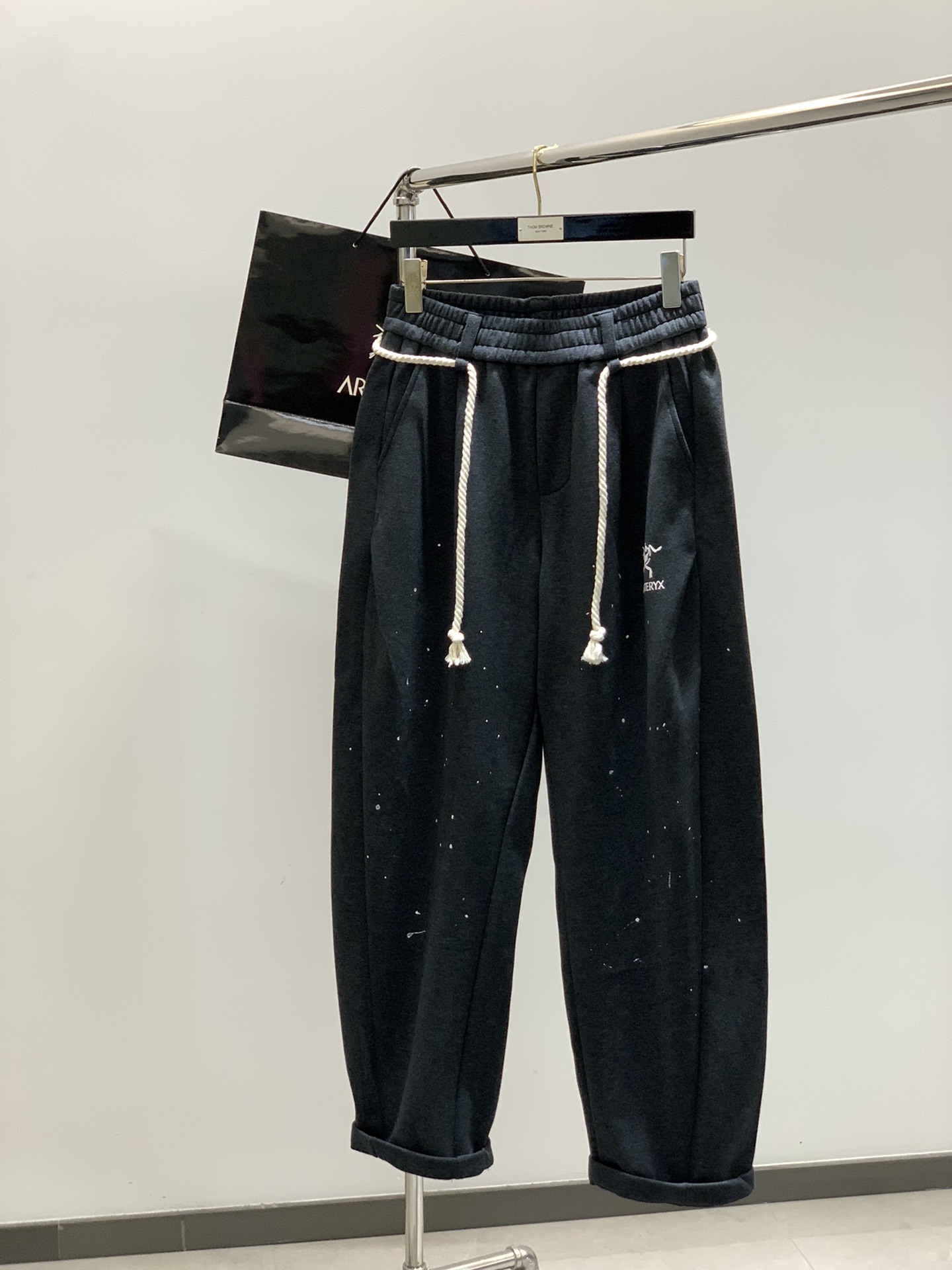 ，ARCTERYX 始祖鸟，2025秋季新品，时尚休闲裤，专柜同步有售，原单狠货，采用进口原版面料，顶级