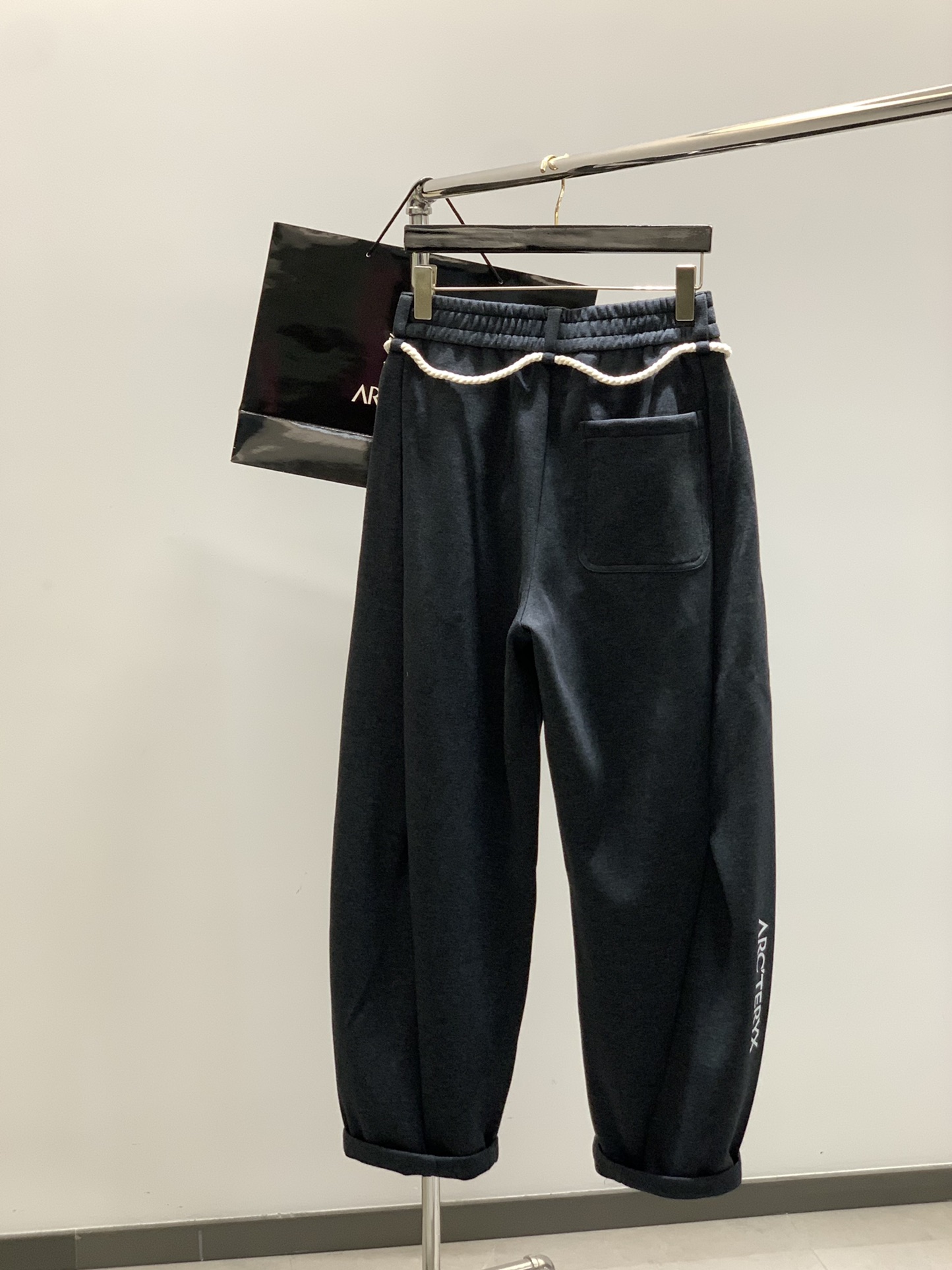 ，ARCTERYX 始祖鸟，2025秋季新品，时尚休闲裤，专柜同步有售，原单狠货，采用进口原版面料，顶级