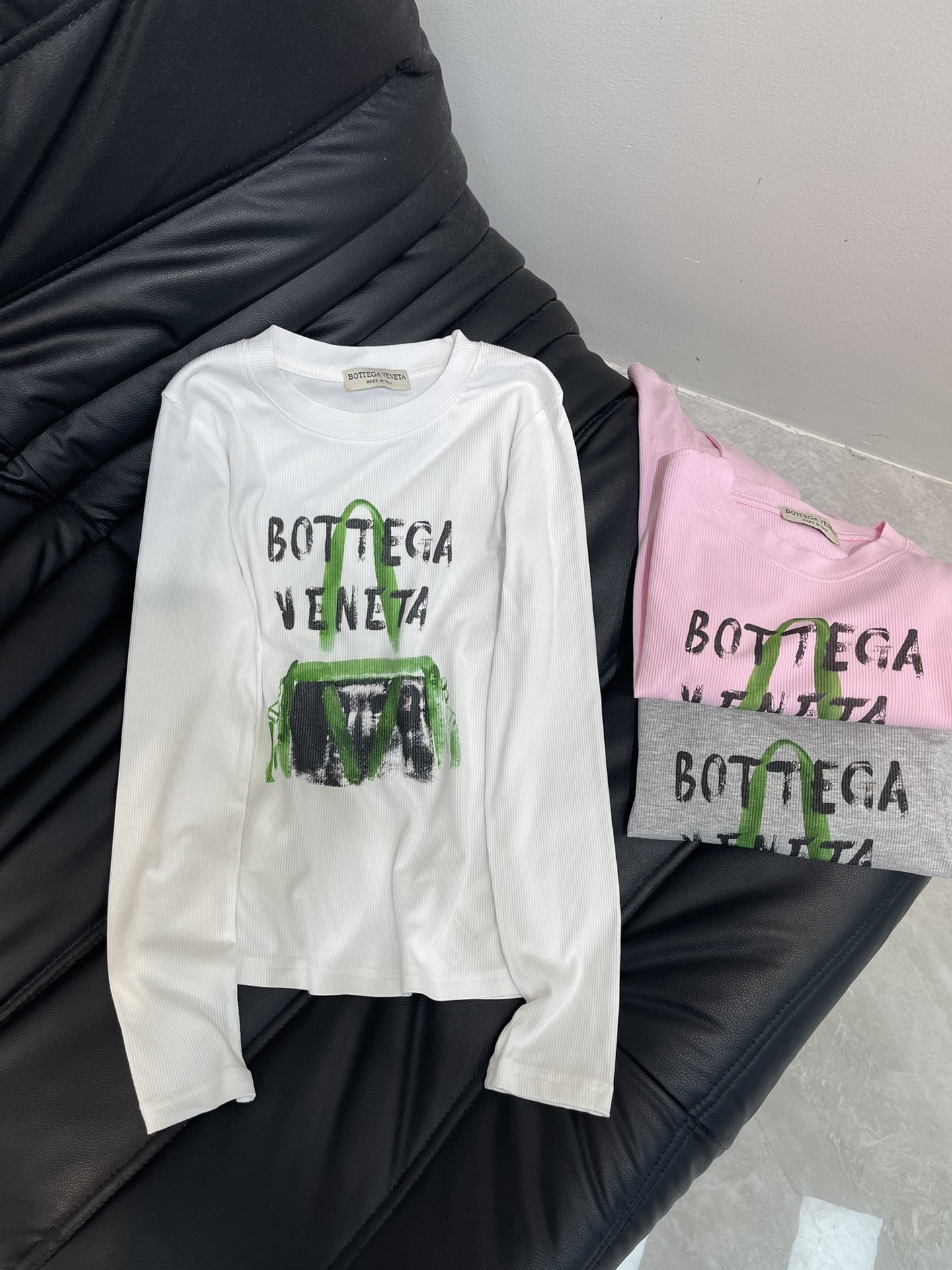 NO:469257,BV*25 autumn and winter new bag printing logo high elastic long-sleeved base shirt. An indispensable item for autumn and winter wardrobe. It looks very good whether worn alone or in the inner layer. It shows off your figure. Customized threaded cotton fabric. The fabric comes with elasticity and good elasticity. The upper body is soft and comfortable. Letter printing design. The overall wiring is flat and delicate. Versatile style. SML, bottega veneta, alexander wang.19860909BV*25秋冬新款包包印花logo高弹力长袖打底衫 秋冬衣柜不可缺少的单品 无论单穿还是内搭都很好看 很显身材 定制螺纹棉面料 面料自带弹力 回弹力好 上身柔软舒适 字母印花设计 整体走线平整细腻 百搭款 SML,,bottega veneta,alexander wang,Women's clothing