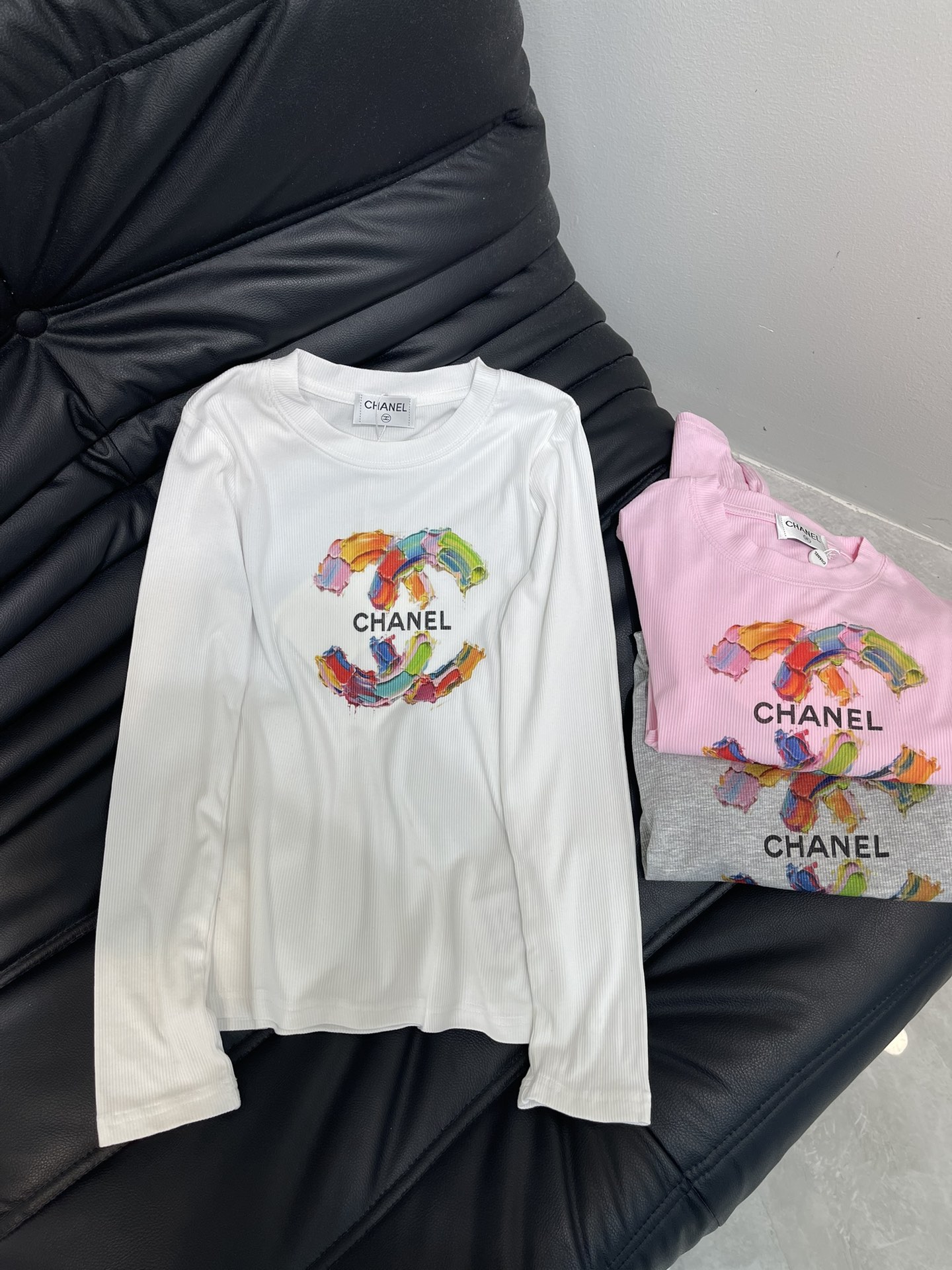 NO:469253,Chane*25 autumn and winter new color printed logo letters high elastic long-sleeved base shirt. An indispensable item for autumn and winter wardrobe. It looks very good whether worn alone or in the inner layer. It shows off your figure. Customized threaded cotton fabric. The fabric comes with elasticity and good elasticity. The upper body is soft and comfortable. Color printing design. The overall wiring is flat and delicate. Versatile. SML, chanel, alexander wang.19860909Chane*25秋冬新款彩色印花logo字母高弹力长袖打底衫 秋冬衣柜不可缺少的单品 无论单穿还是内搭都很好看 很显身材 定制螺纹棉面料 面料自带弹力 回弹力好 上身柔软舒适 彩色印花设计 整体走线平整细腻 百搭款 SML,,chanel,alexander wang,Women's clothing