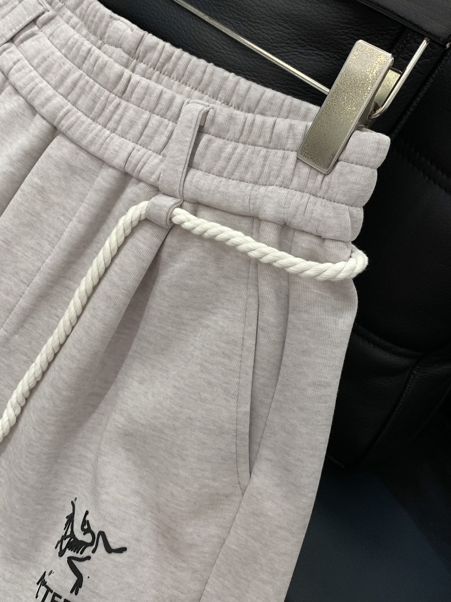 ，ARCTERYX 始祖鸟，2025秋季新品，时尚休闲裤，专柜同步有售，原单狠货，采用进口原版面料，顶级