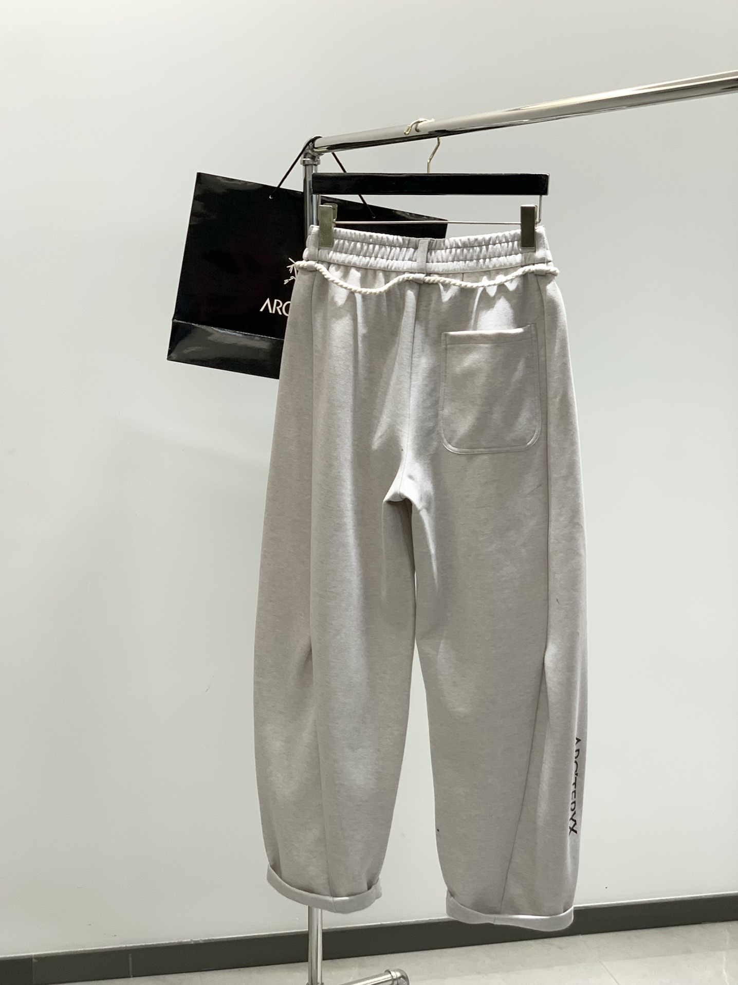 ，ARCTERYX 始祖鸟，2025秋季新品，时尚休闲裤，专柜同步有售，原单狠货，采用进口原版面料，顶级