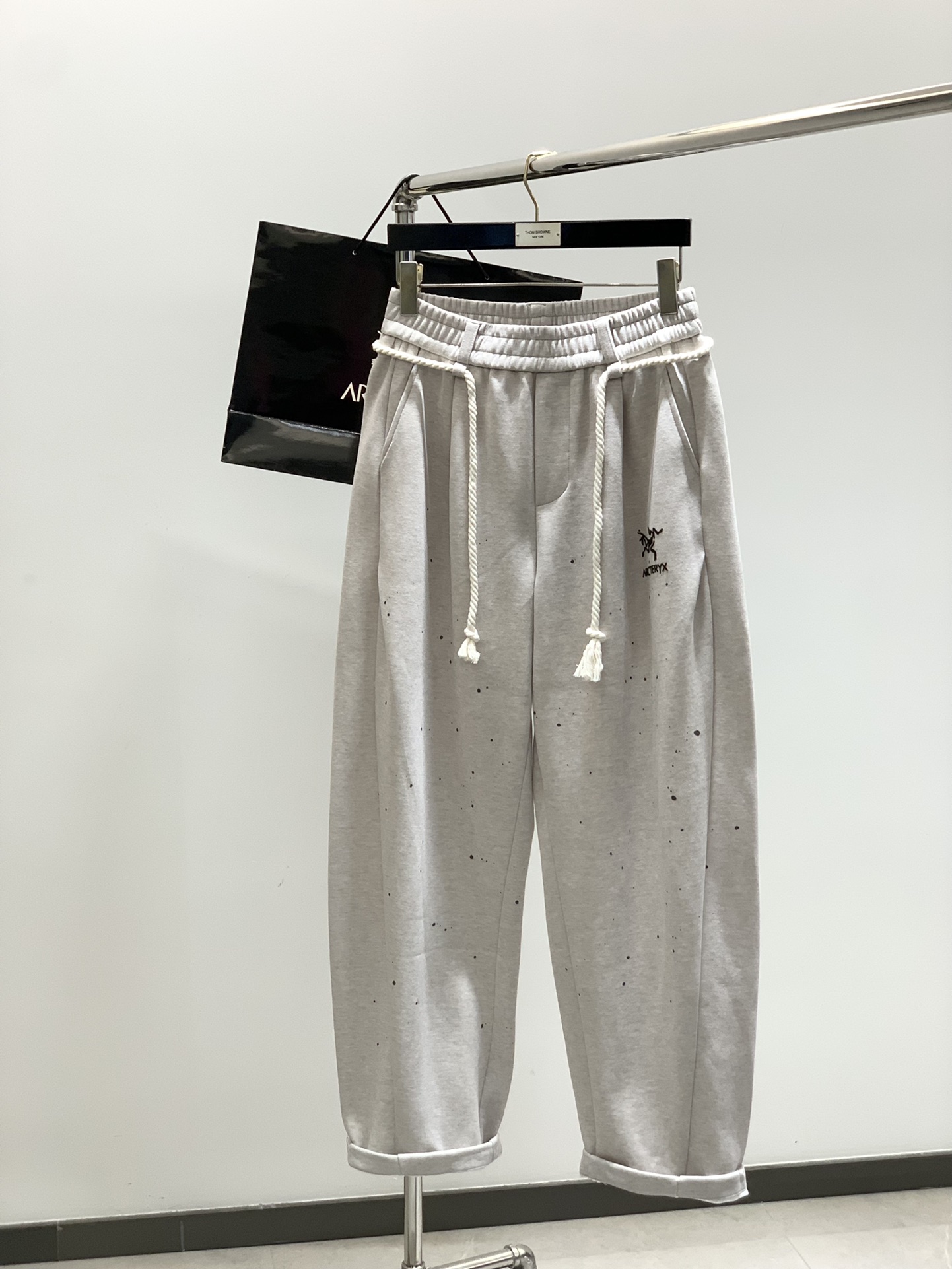 ，ARCTERYX 始祖鸟，2025秋季新品，时尚休闲裤，专柜同步有售，原单狠货，采用进口原版面料，顶级