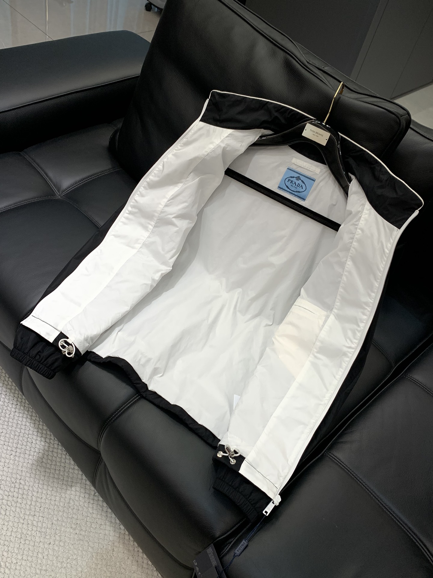 ，PRADA 普拉达，2025秋季最新品，专柜同步有售，时尚休闲连帽外套，进口原版面料，做工极为复杂，唯