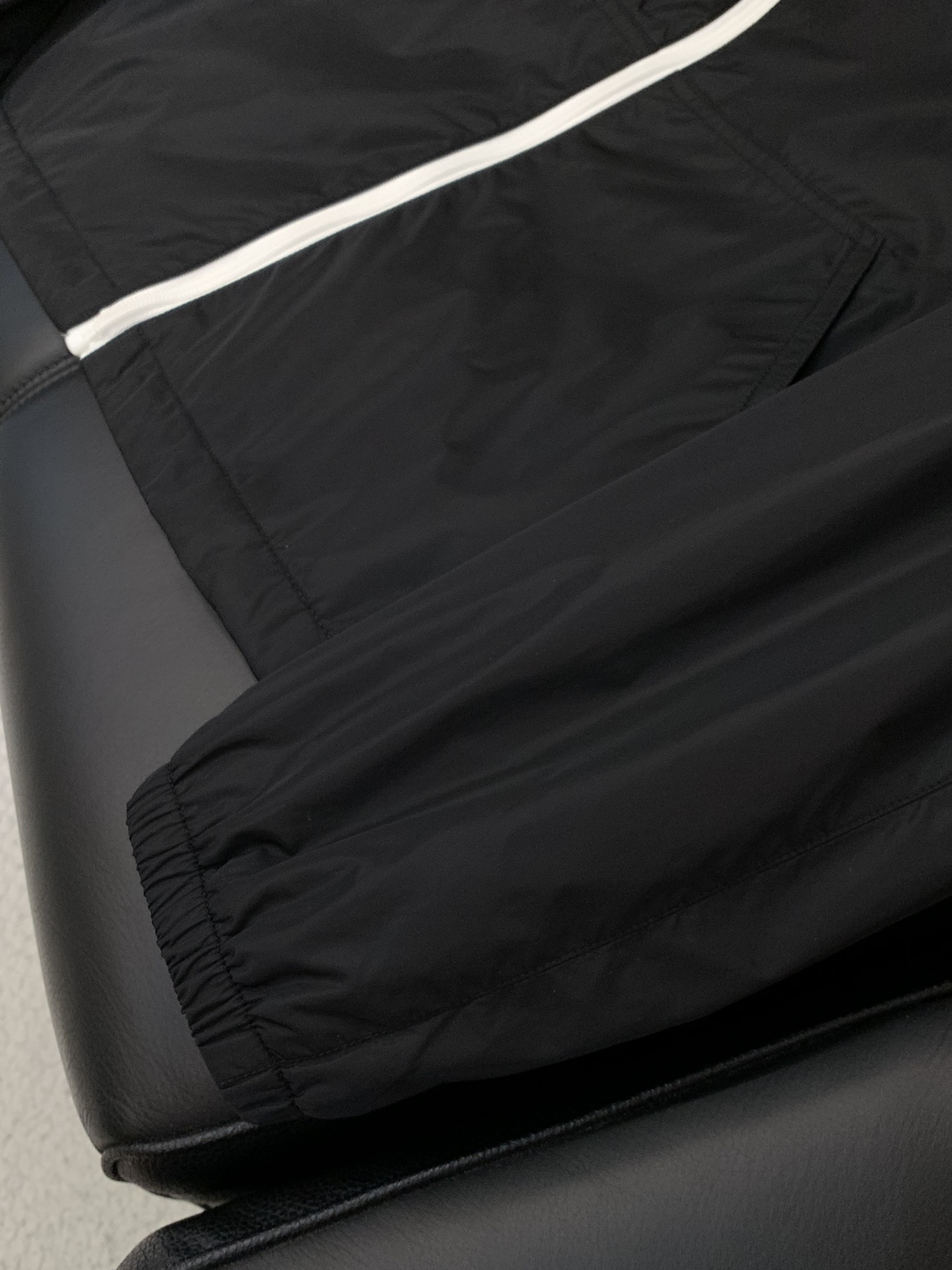 ，PRADA 普拉达，2025秋季最新品，专柜同步有售，时尚休闲连帽外套，进口原版面料，做工极为复杂，唯