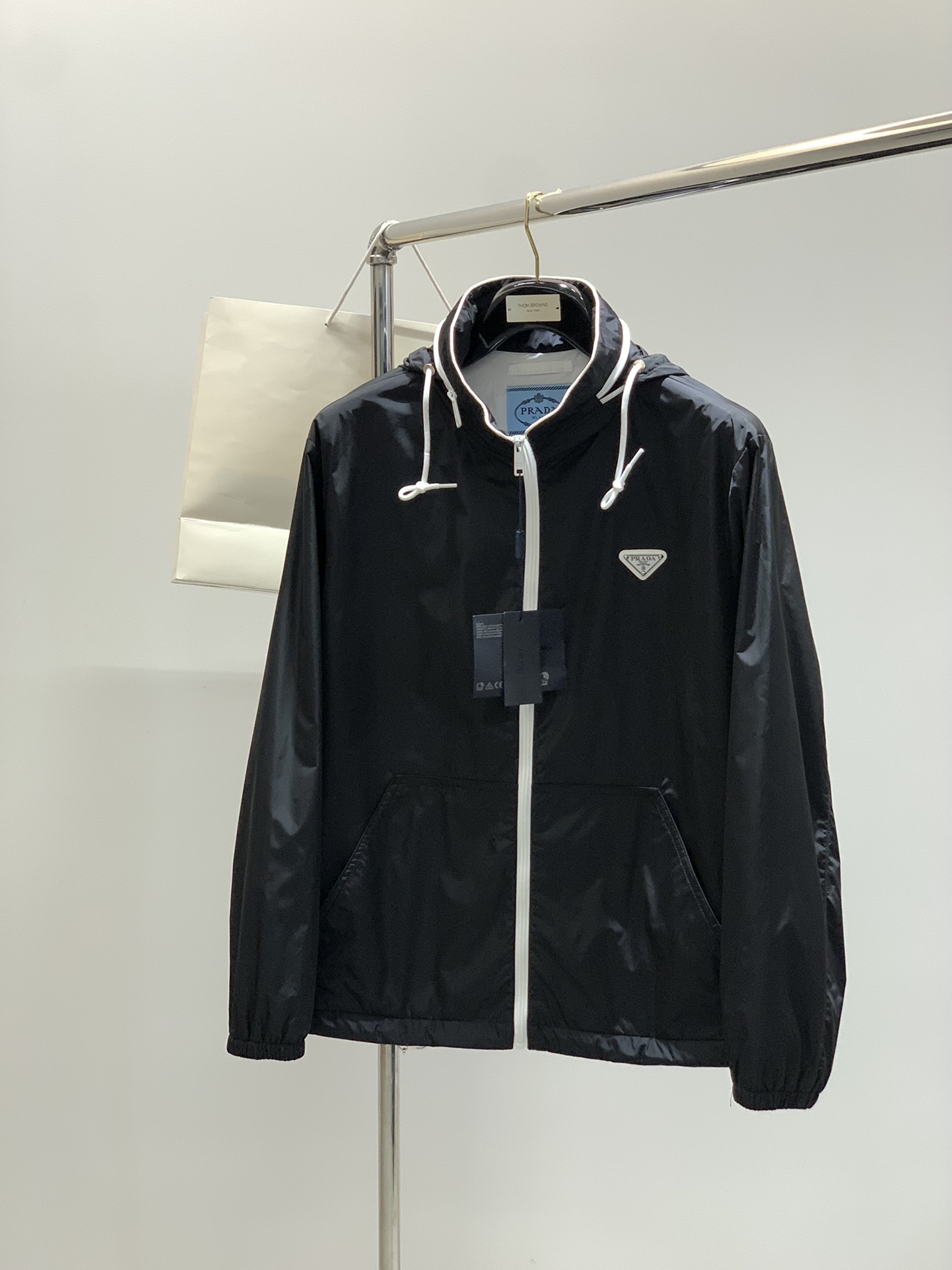 ，PRADA 普拉达，2025秋季最新品，专柜同步有售，时尚休闲连帽外套，进口原版面料，做工极为复杂，唯