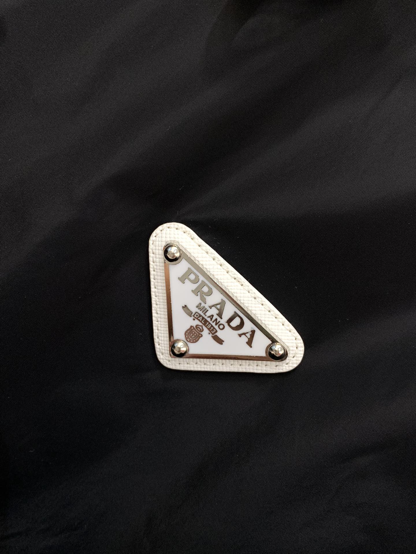 ，PRADA 普拉达，2025秋季最新品，专柜同步有售，时尚休闲连帽外套，进口原版面料，做工极为复杂，唯