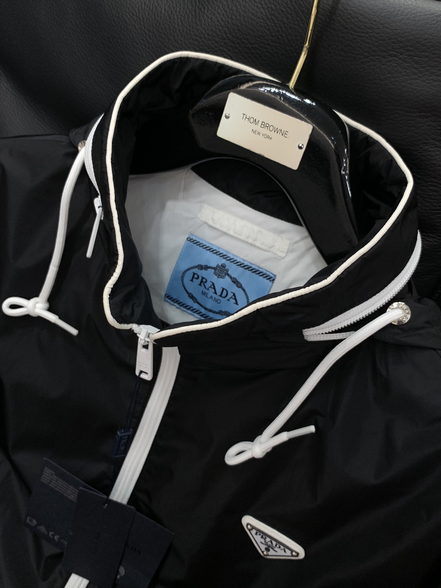 ，PRADA 普拉达，2025秋季最新品，专柜同步有售，时尚休闲连帽外套，进口原版面料，做工极为复杂，唯
