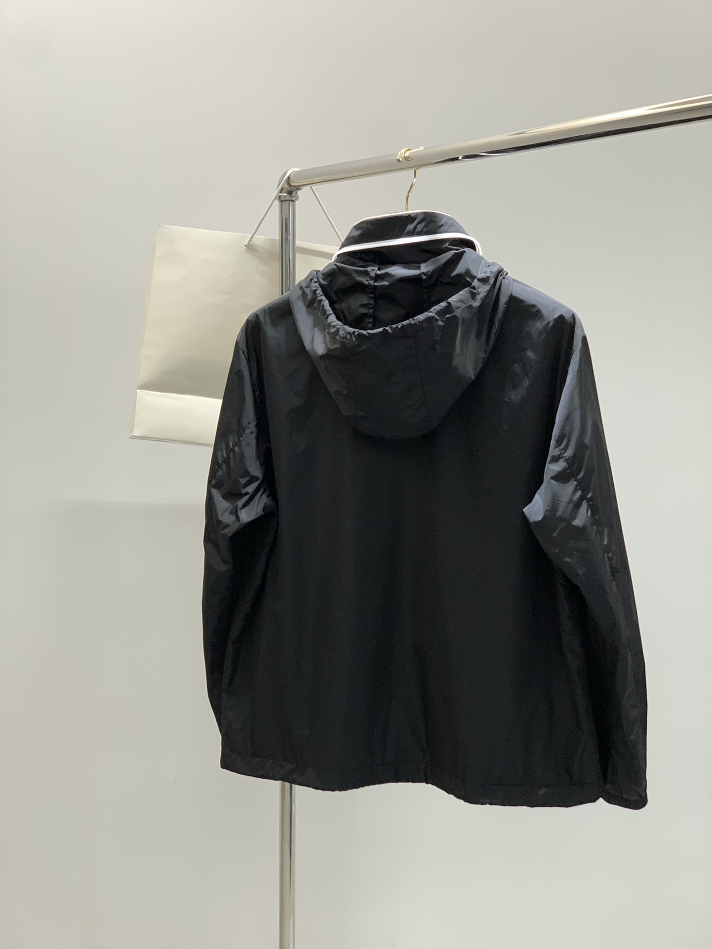 ，PRADA 普拉达，2025秋季最新品，专柜同步有售，时尚休闲连帽外套，进口原版面料，做工极为复杂，唯