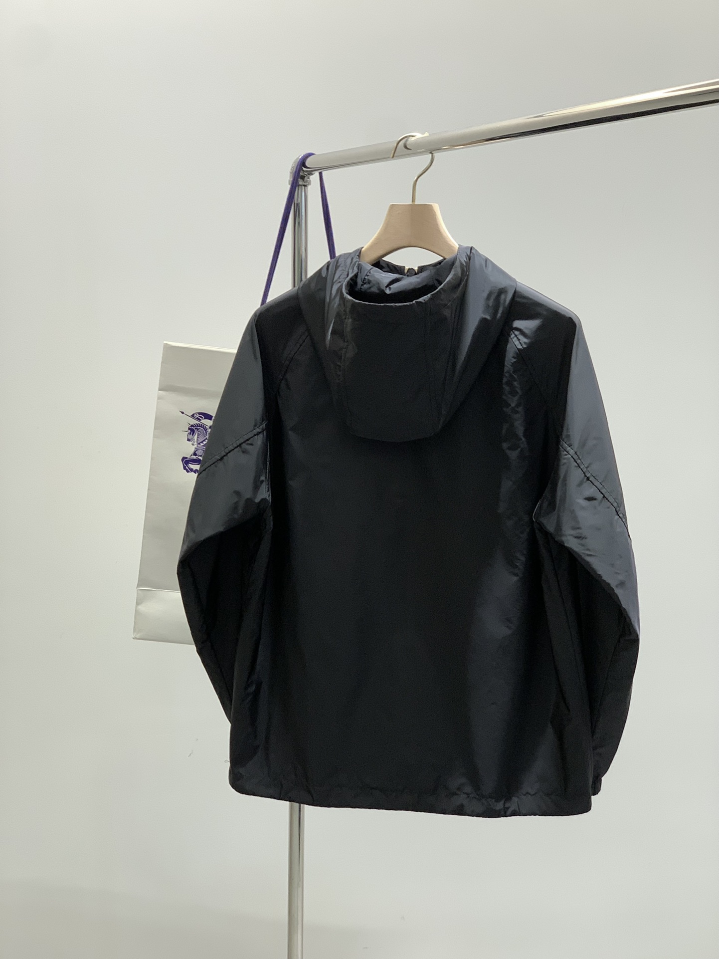 ，Burberry 巴宝莉，2025秋季最新品，专柜同步有售，原单狠货，时尚休闲连帽外套，进口原版面料，