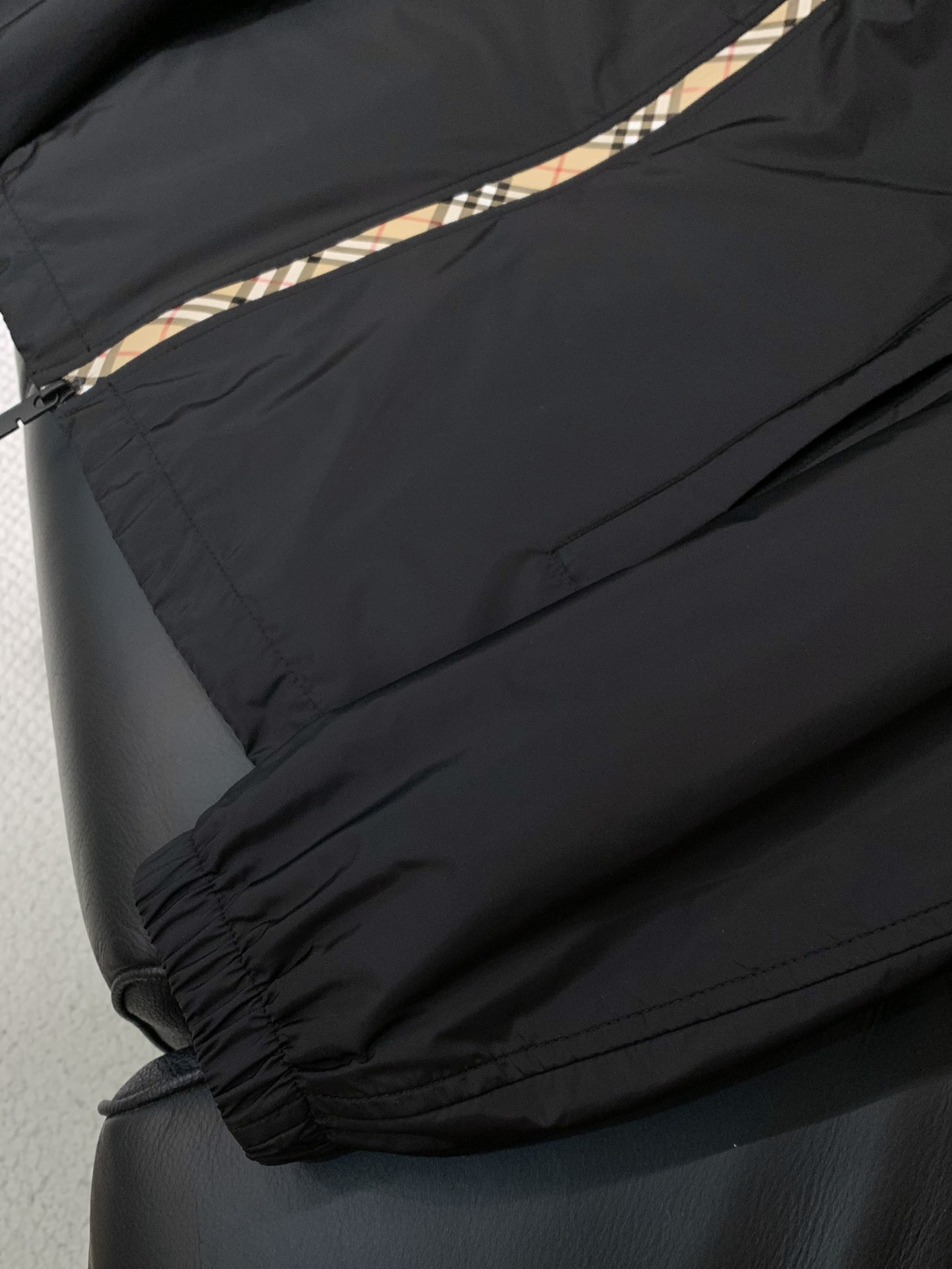 ，Burberry 巴宝莉，2025秋季最新品，专柜同步有售，原单狠货，时尚休闲连帽外套，进口原版面料，