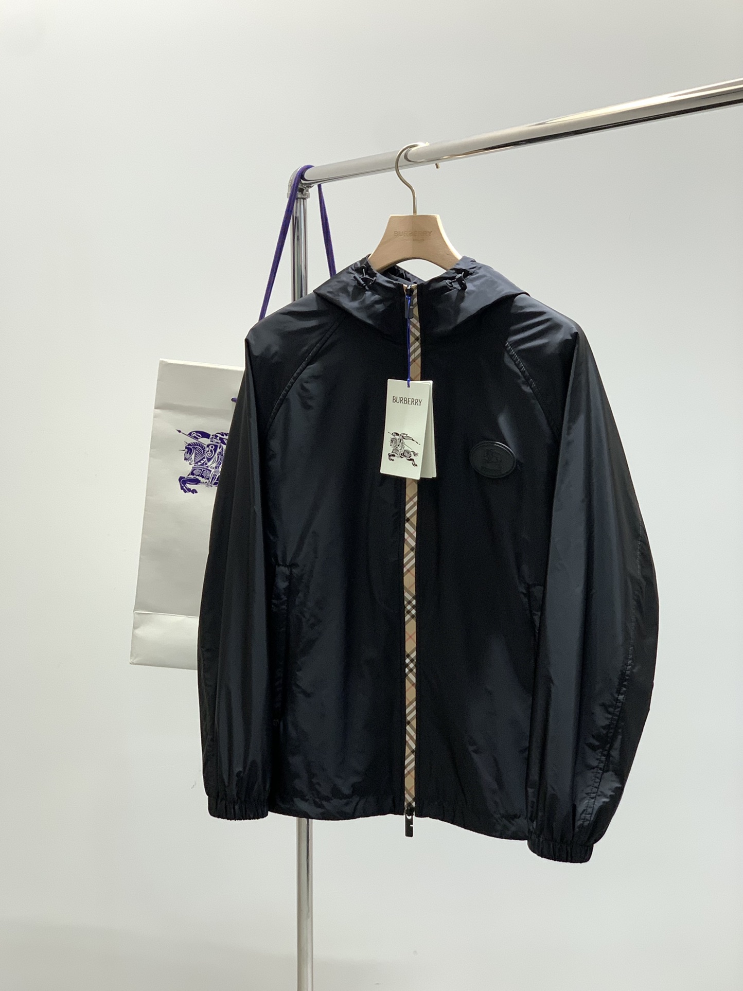 ，Burberry 巴宝莉，2025秋季最新品，专柜同步有售，原单狠货，时尚休闲连帽外套，进口原版面料，