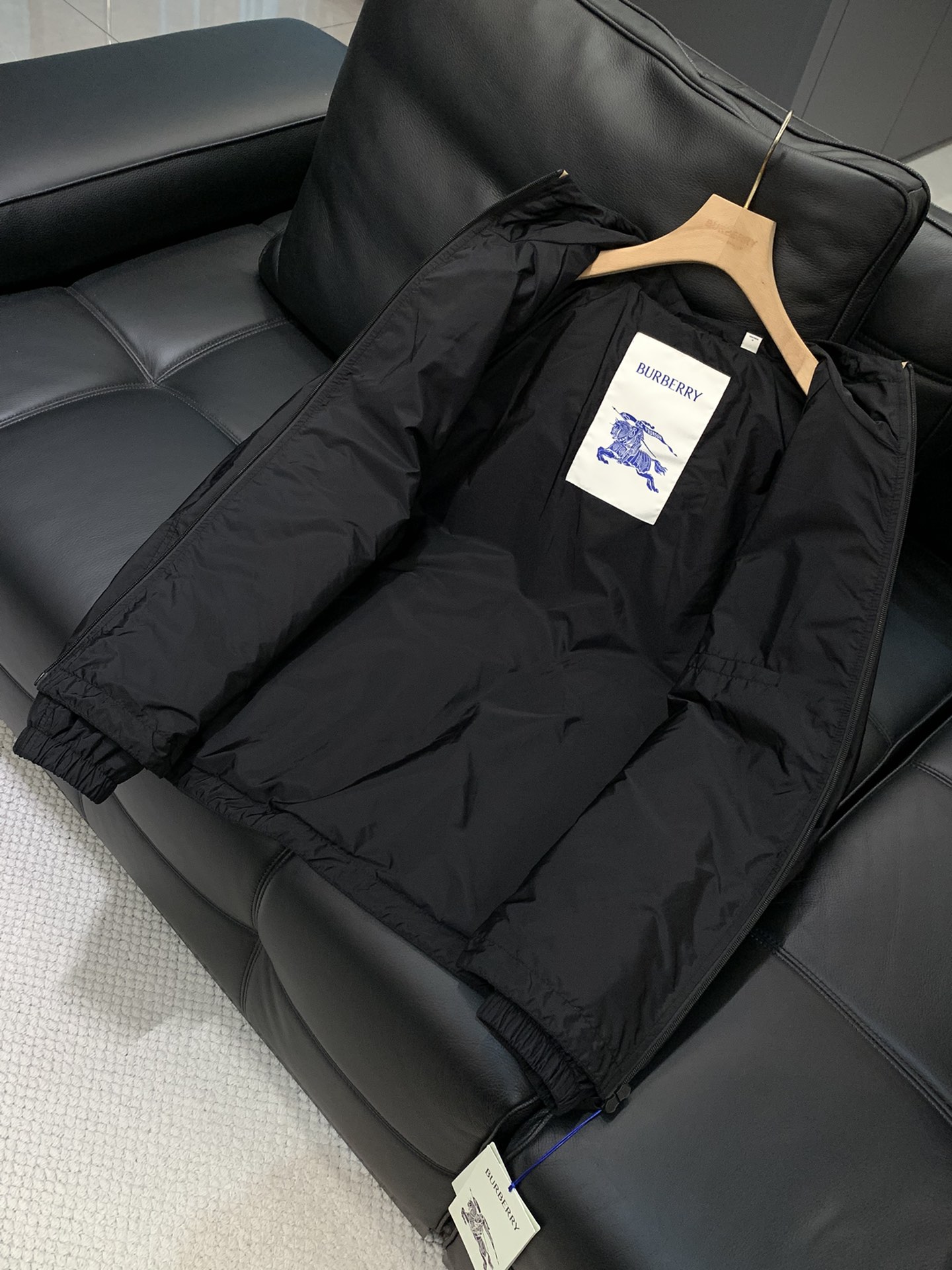 ，Burberry 巴宝莉，2025秋季最新品，专柜同步有售，原单狠货，时尚休闲连帽外套，进口原版面料，