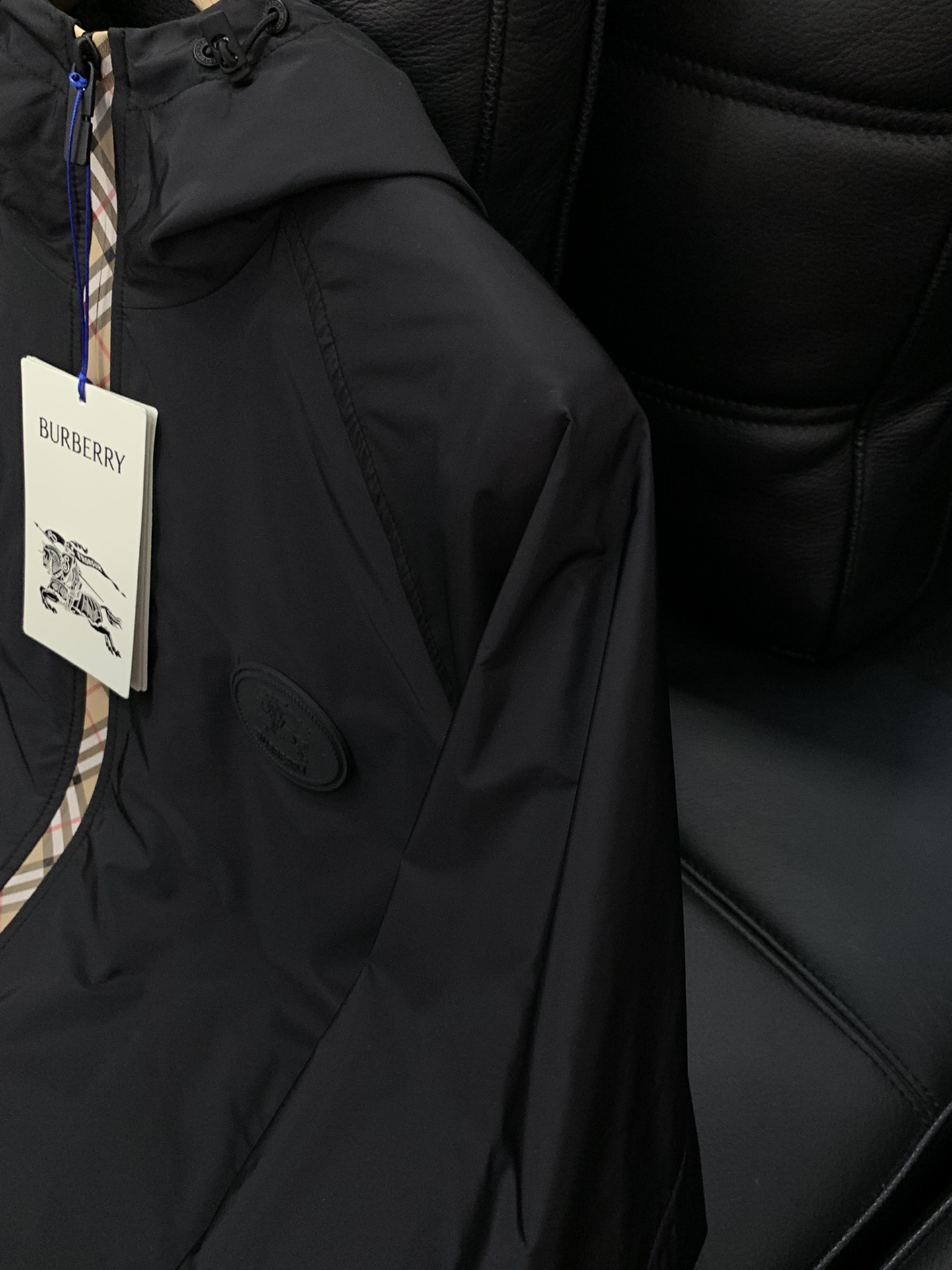 ，Burberry 巴宝莉，2025秋季最新品，专柜同步有售，原单狠货，时尚休闲连帽外套，进口原版面料，