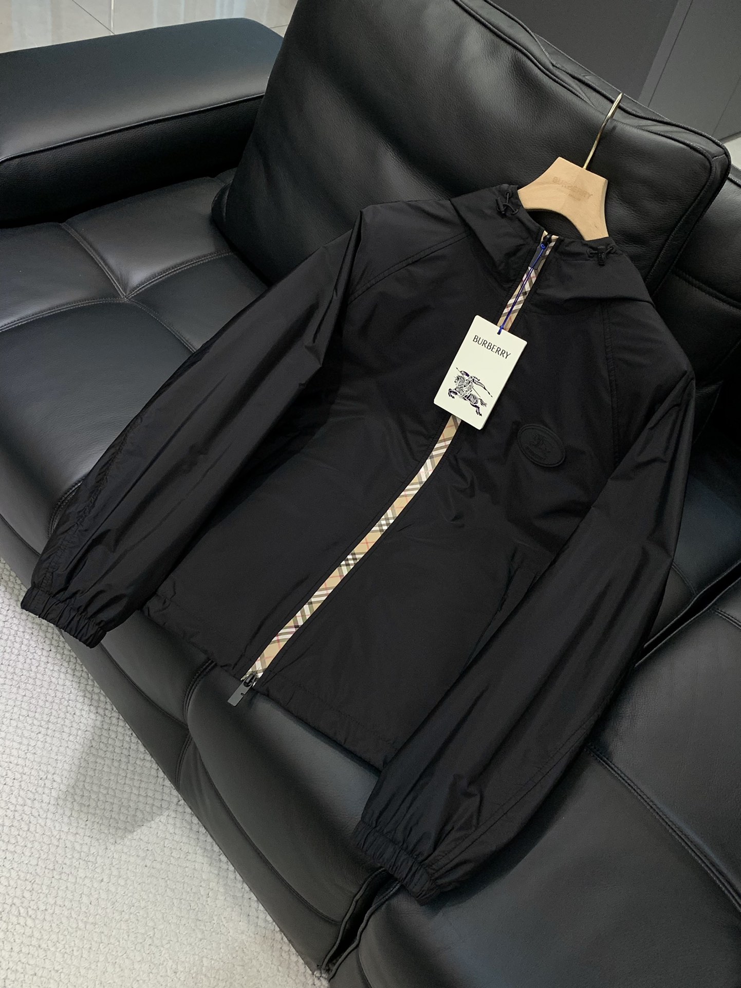 ，Burberry 巴宝莉，2025秋季最新品，专柜同步有售，原单狠货，时尚休闲连帽外套，进口原版面料，