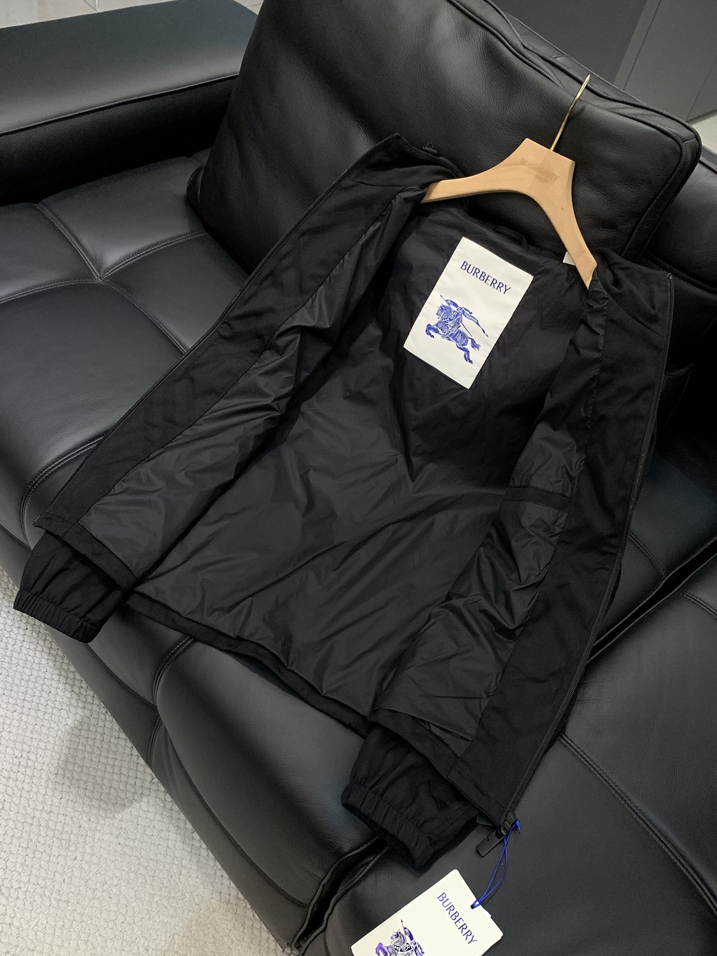 ，Burberry 巴宝莉，2025秋季最新品，专柜同步有售，原单狠货，时尚休闲连帽外套，进口原版面料，
