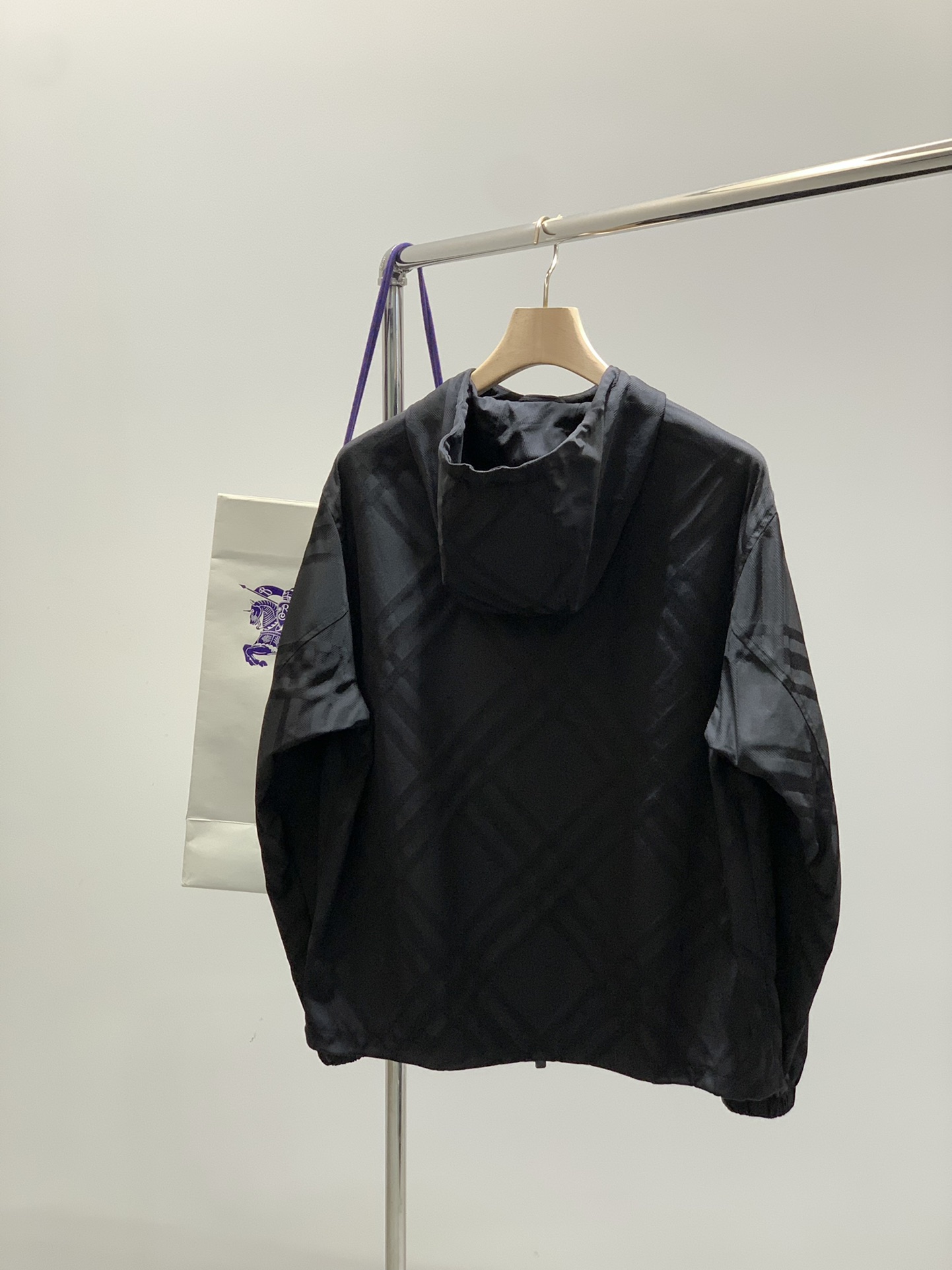 ，Burberry 巴宝莉，2025秋季最新品，专柜同步有售，原单狠货，时尚休闲连帽外套，进口原版面料，