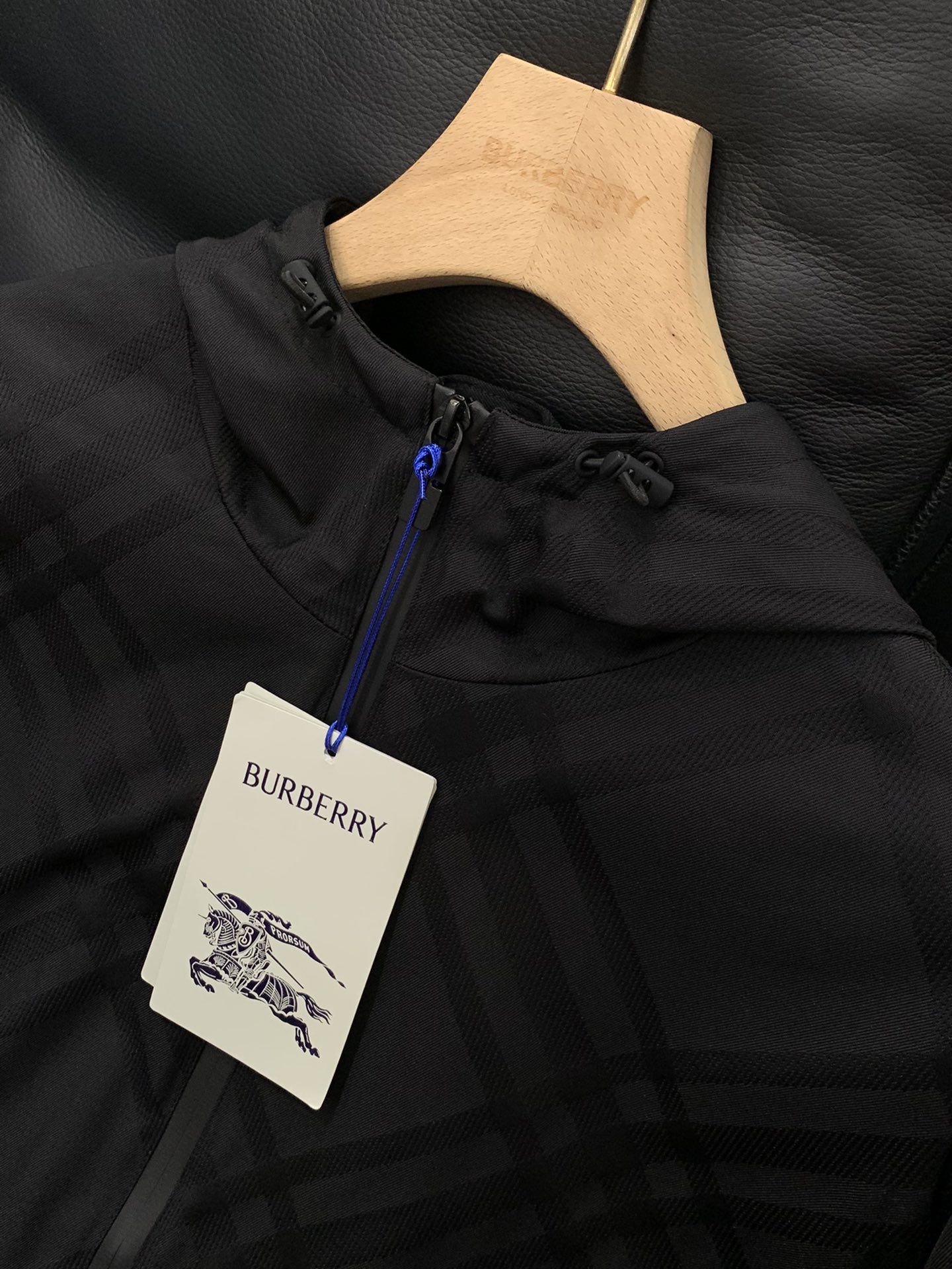 ，Burberry 巴宝莉，2025秋季最新品，专柜同步有售，原单狠货，时尚休闲连帽外套，进口原版面料，