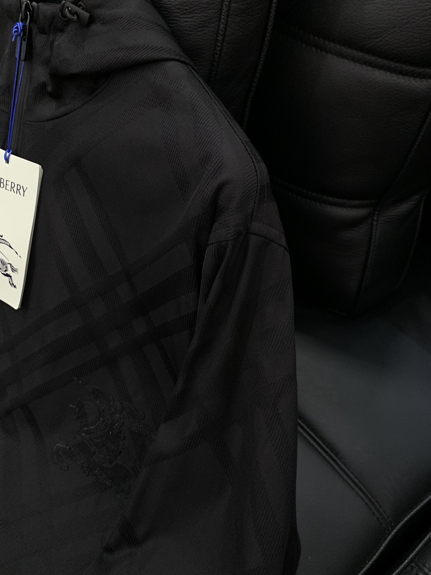 ，Burberry 巴宝莉，2025秋季最新品，专柜同步有售，原单狠货，时尚休闲连帽外套，进口原版面料，