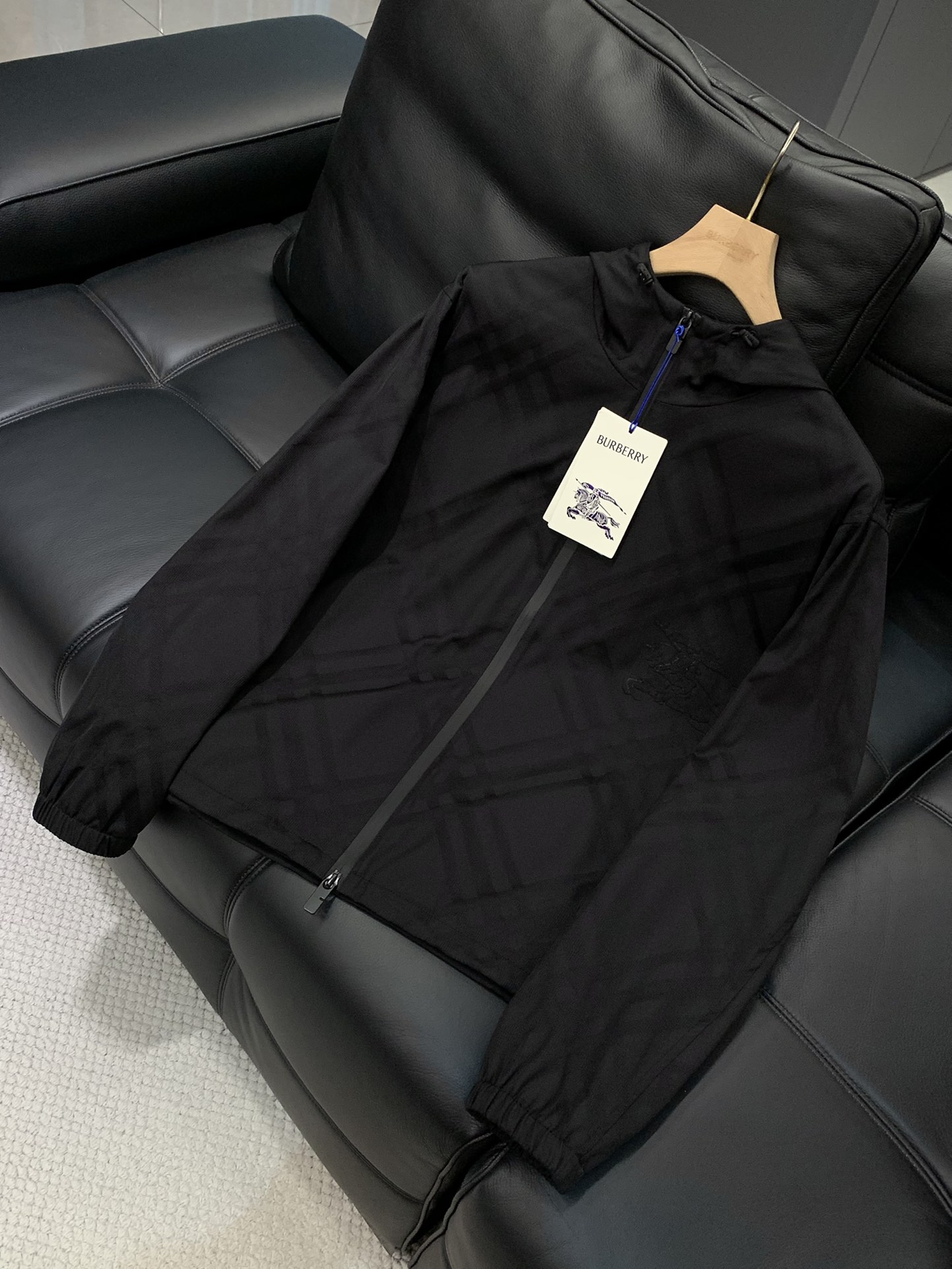 ，Burberry 巴宝莉，2025秋季最新品，专柜同步有售，原单狠货，时尚休闲连帽外套，进口原版面料，