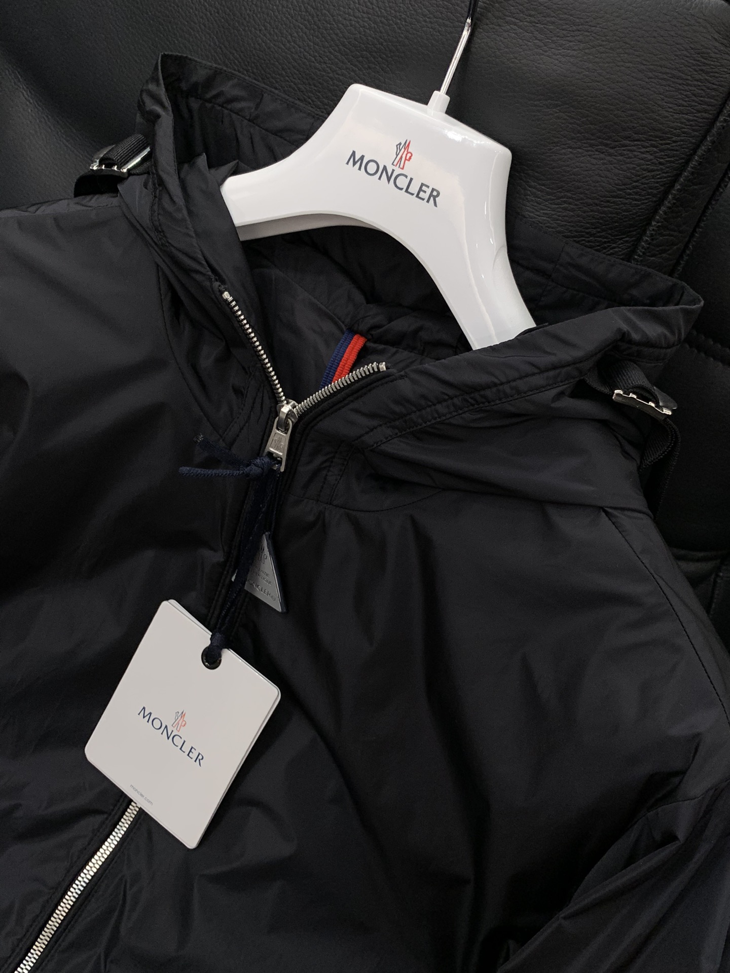 ，Moncler 蒙口，2025秋季最新品，专柜同步有售，原单狠货，时尚休闲连帽外套，上身舒适！吸睛而有