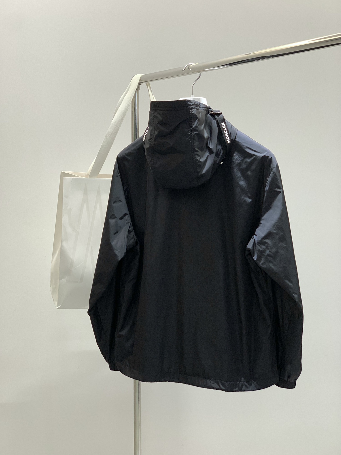 ，Moncler 蒙口，2025秋季最新品，专柜同步有售，原单狠货，时尚休闲连帽外套，上身舒适！吸睛而有