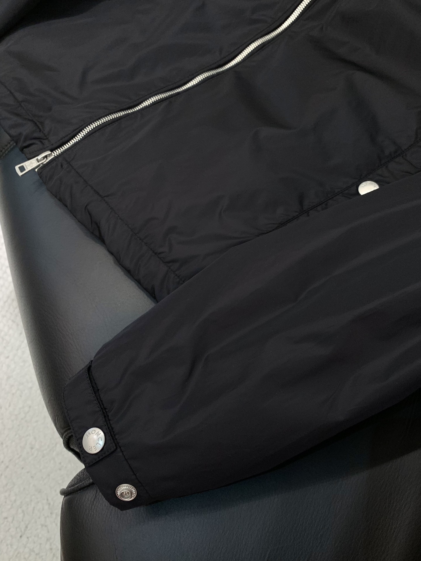 ，Moncler 蒙口，2025秋季最新品，专柜同步有售，原单狠货，时尚休闲连帽外套，上身舒适！吸睛而有