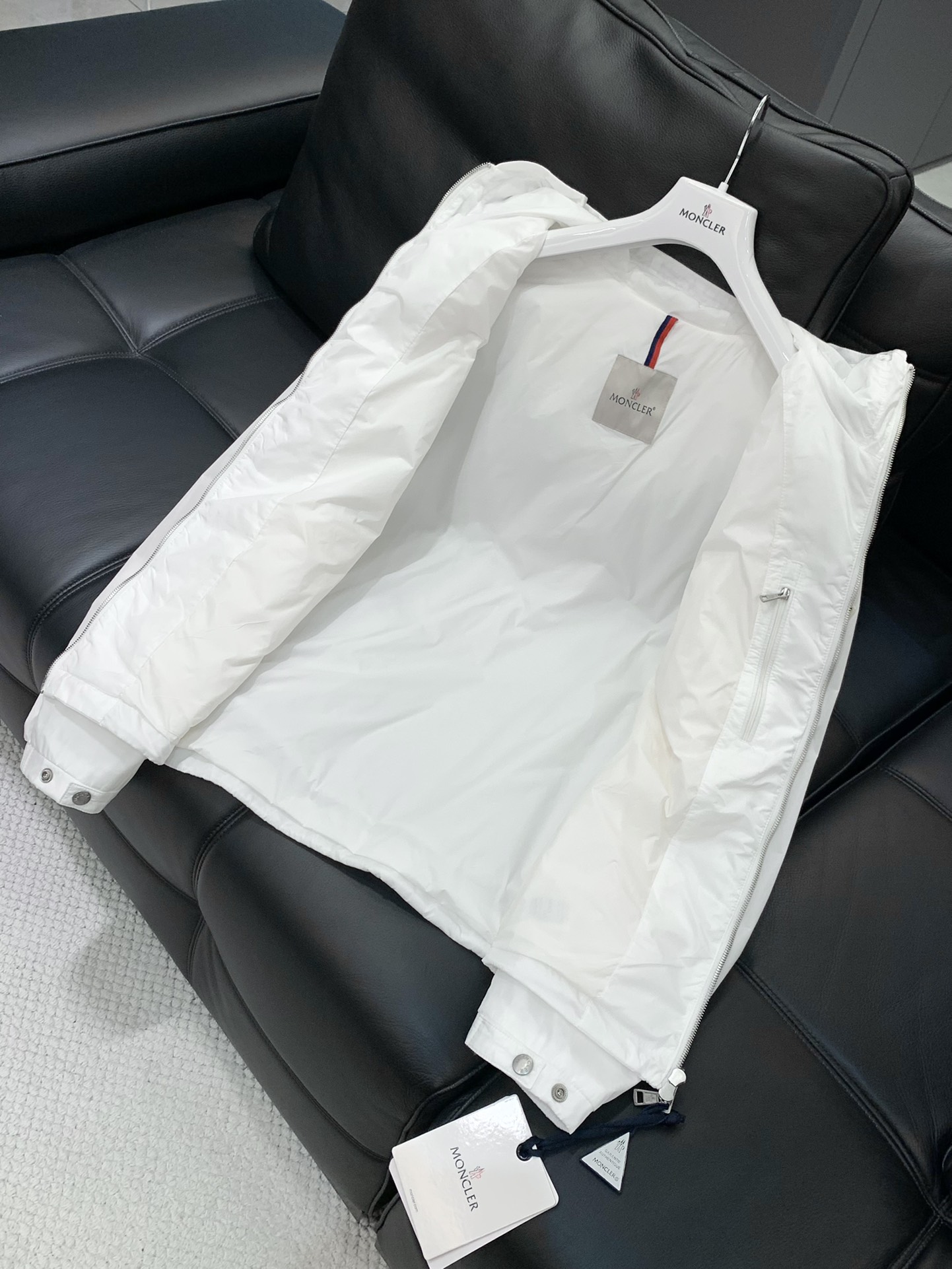 ，Moncler 蒙口，2025秋季最新品，专柜同步有售，原单狠货，时尚休闲连帽外套，上身舒适！吸睛而有