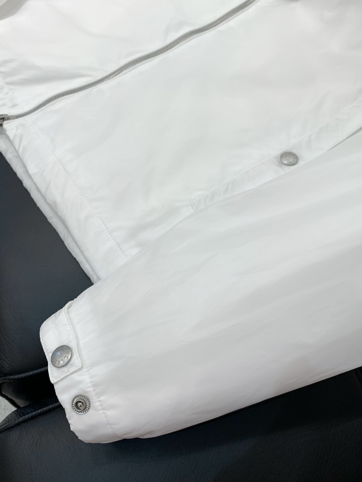 ，Moncler 蒙口，2025秋季最新品，专柜同步有售，原单狠货，时尚休闲连帽外套，上身舒适！吸睛而有