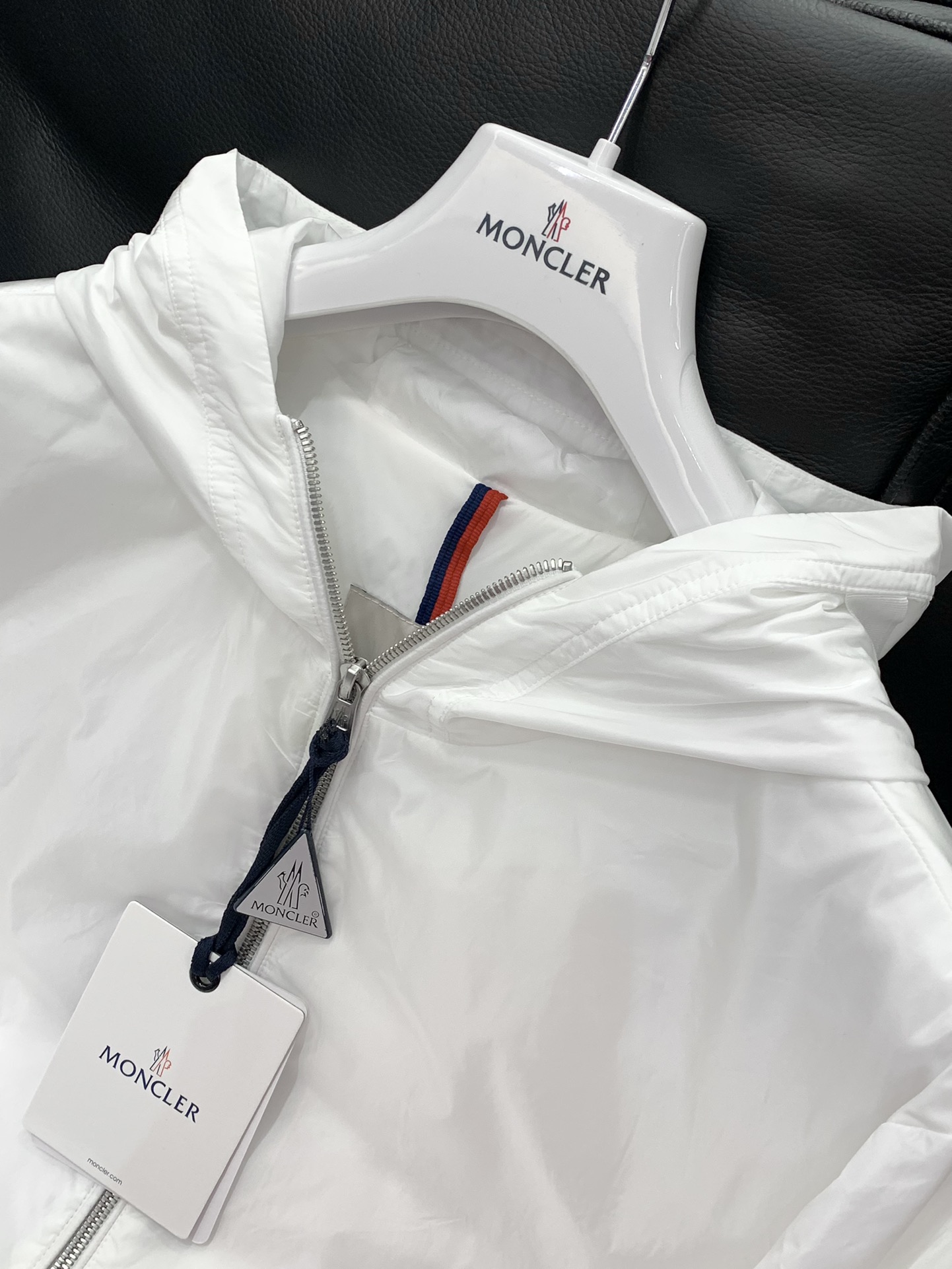 ，Moncler 蒙口，2025秋季最新品，专柜同步有售，原单狠货，时尚休闲连帽外套，上身舒适！吸睛而有