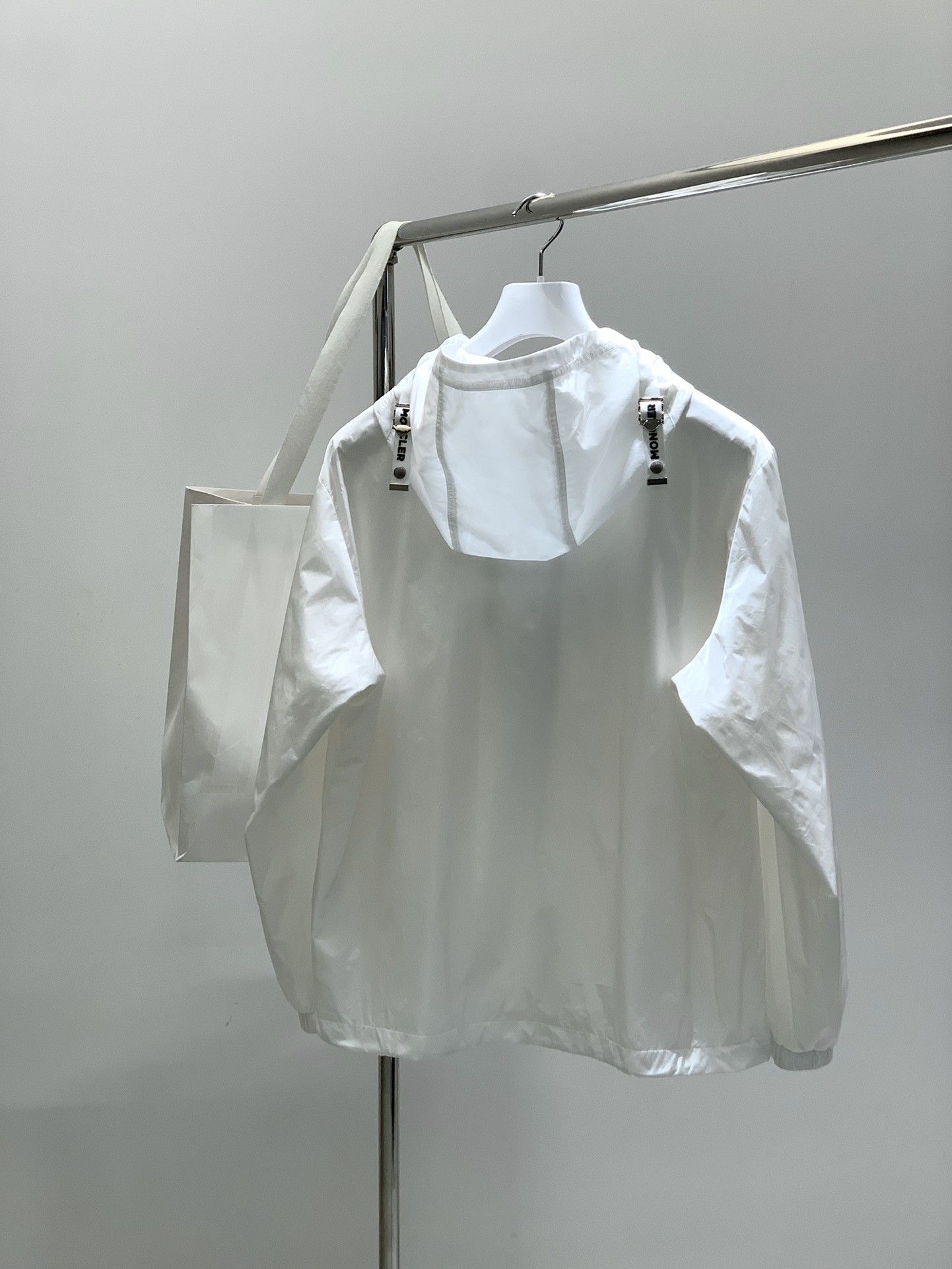 ，Moncler 蒙口，2025秋季最新品，专柜同步有售，原单狠货，时尚休闲连帽外套，上身舒适！吸睛而有