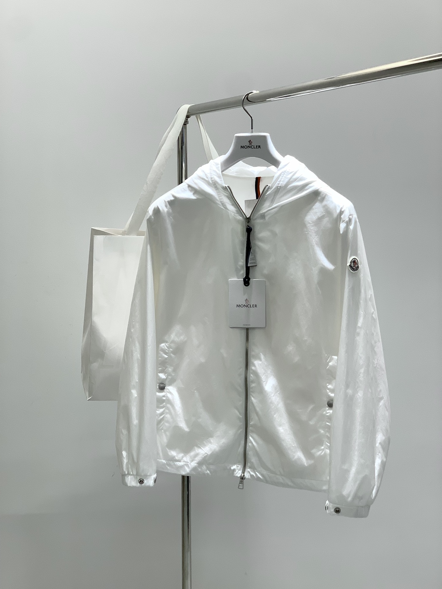 ，Moncler 蒙口，2025秋季最新品，专柜同步有售，原单狠货，时尚休闲连帽外套，上身舒适！吸睛而有