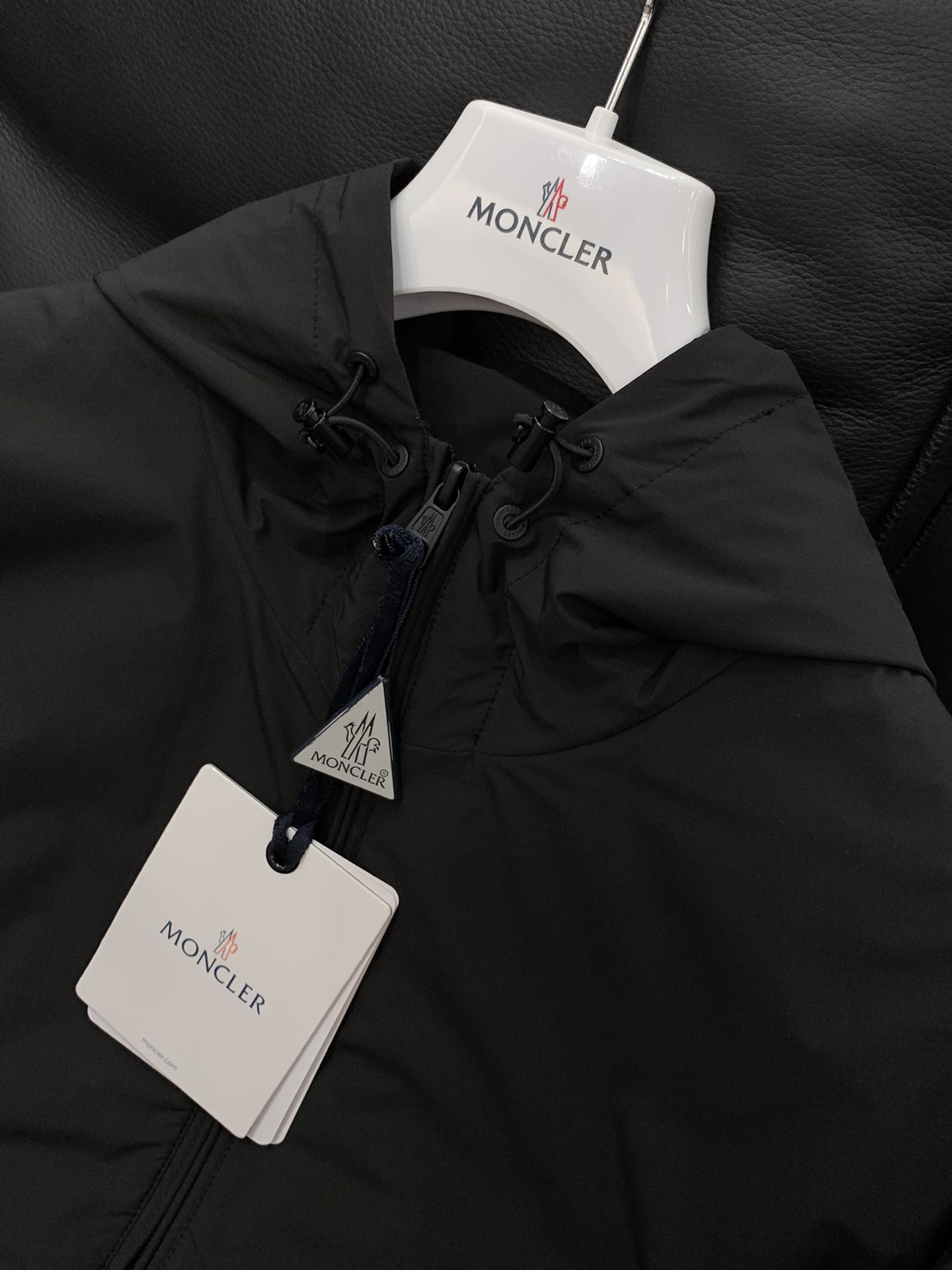 ，Moncler 蒙口，2025秋季最新品，专柜同步有售，原单狠货，时尚休闲连帽外套，上身舒适！吸睛而有